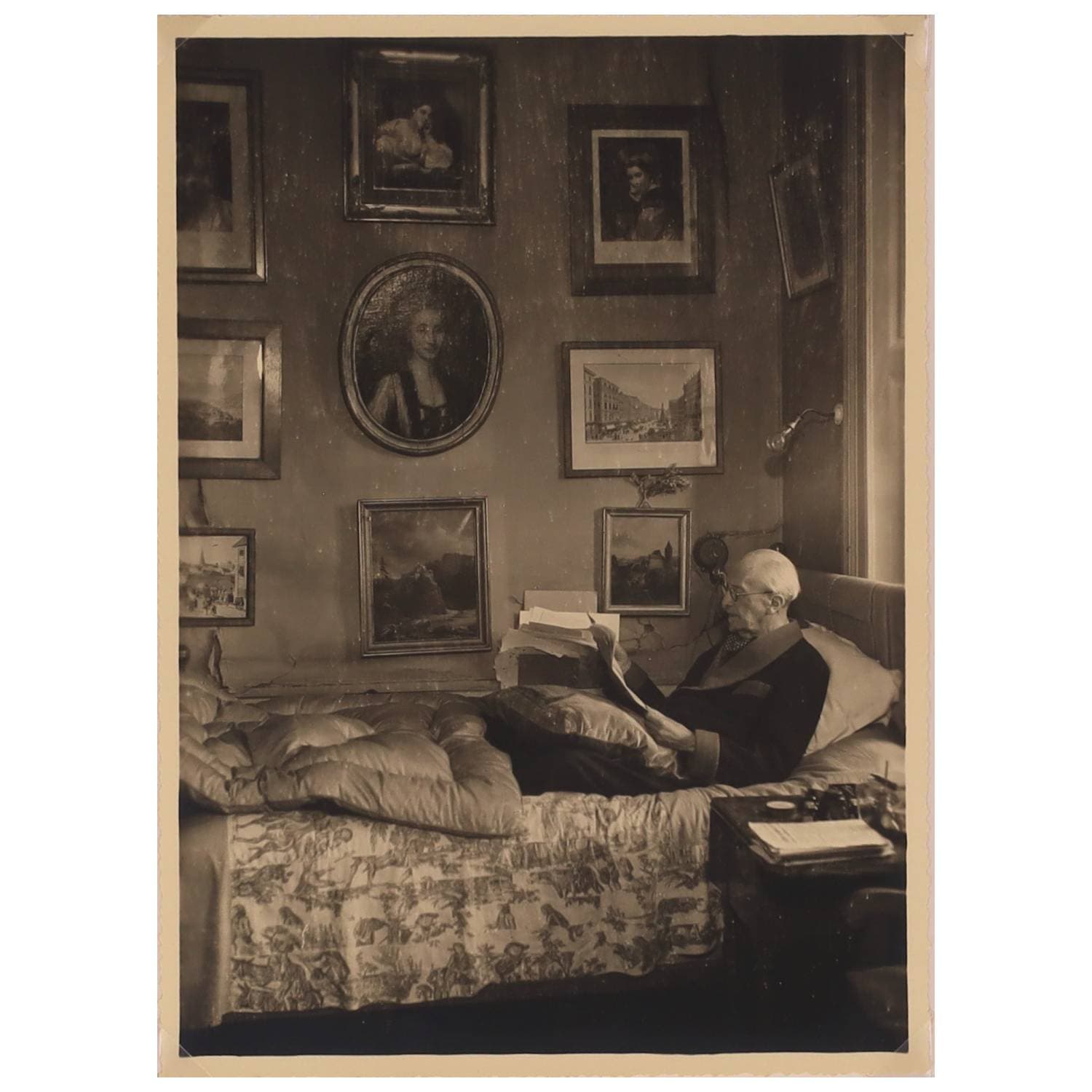 Ferdinand BAC. 3 portraits photographiques pris dans les jardins de la Surintendance (demeure de ses amis Ladan-Bockairy chez qui il résidait) :