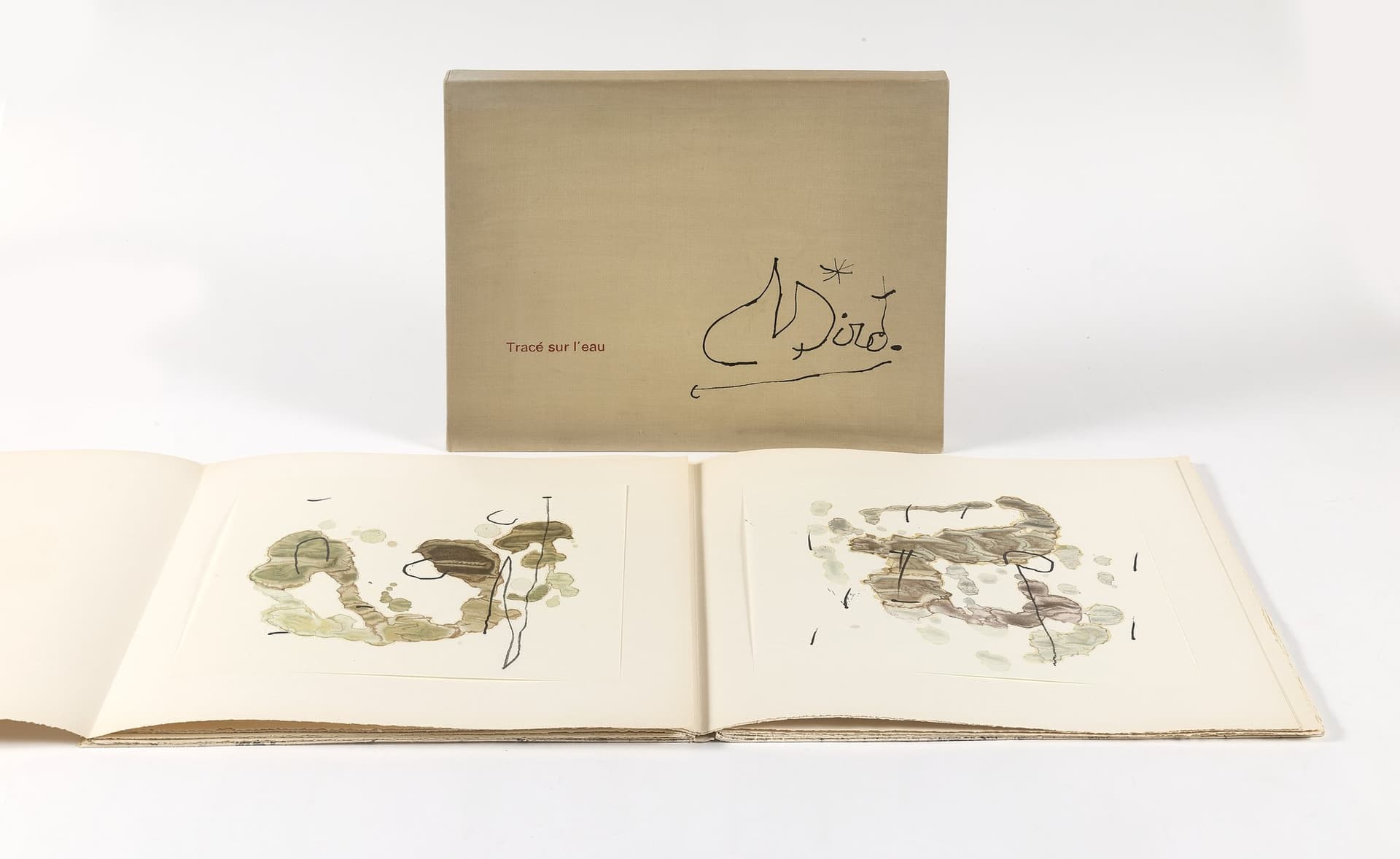 Joan MIRÓ. Tracé sur l’eau. Suite d’aquarelles. Paris, Maeght, 1963. Album in-4 oblong, en feuilles, couverture illustrée et rempliée, étui de toile écrue de l’éditeur.