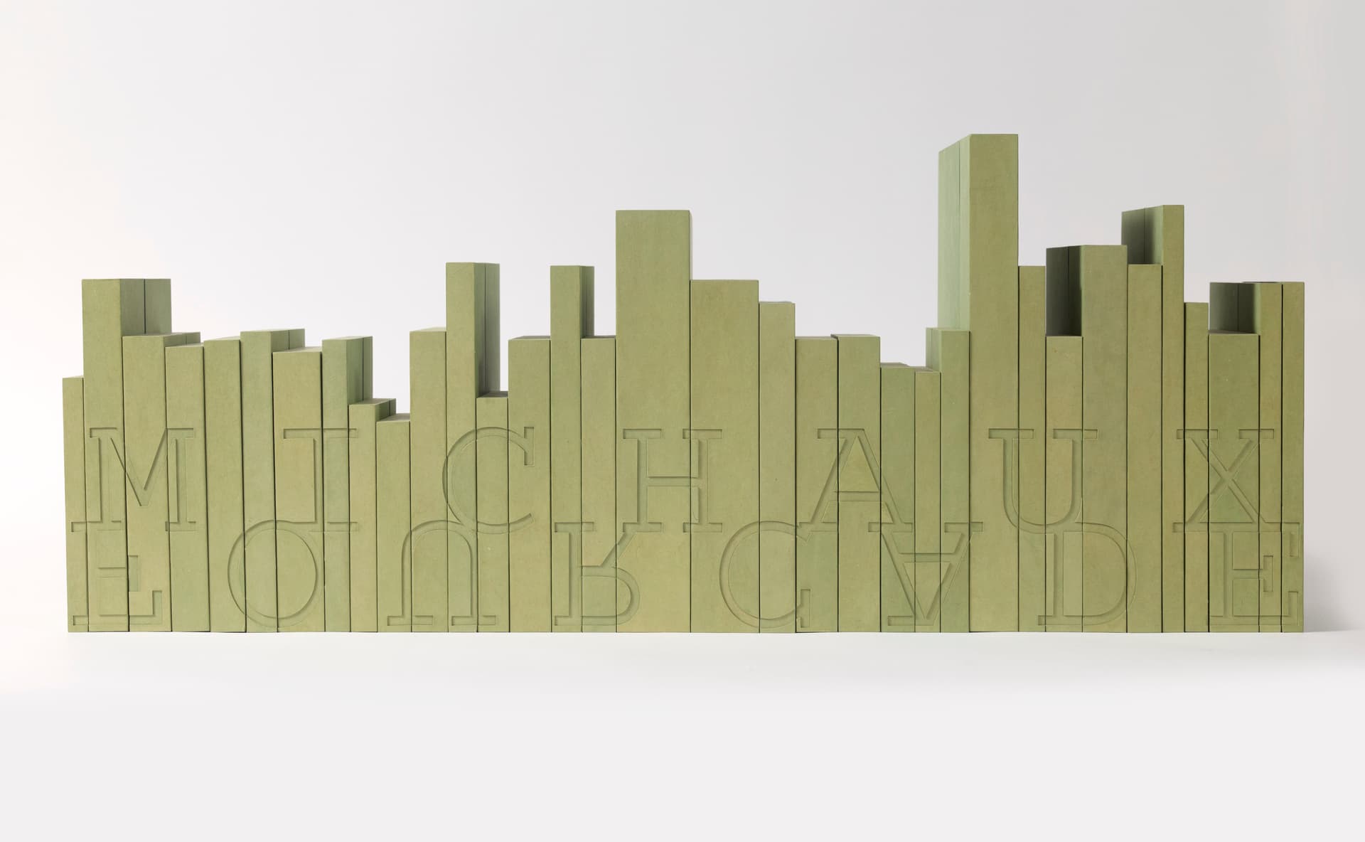 Les Michaux de Georgette et Jacques-Olivier Fourcade. 1923-1965. 34 volumes, boîtes-étuis à glissière de papier vert de Clara Gevaert. Collection de trente-quatre volumes offerts par Henri Michaux à ses amis Fourcade : on y trouve notamment les deux livres édités par Jacques-Olivier Fourcade, Mes propriétés et Nous deux encore, dotés d’envois magnifiques à… Georgette. Tous les volumes ont été conservés brochés, tels que parus, et ont été placés dans d’ingénieux étuis en papier vert avec couvercle coulissant par la relieuse belge Clara Gevaert. Les trente-quatre étuis réunis forment un magnifique et imposant ensemble, orné d’un décor en creux formé des lettres des deux noms tête-bêche : “Michaux” et “Fourcade”.