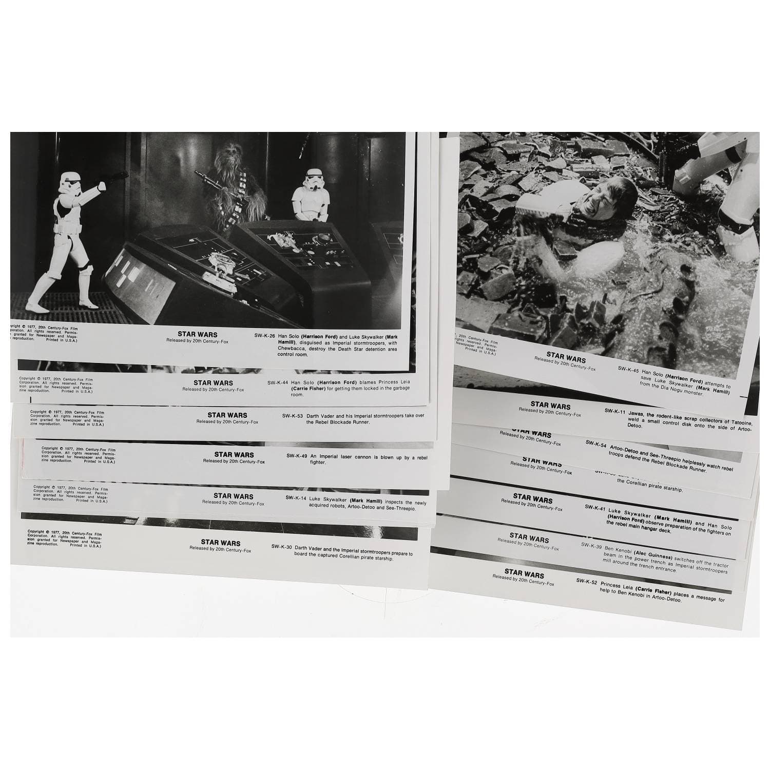 Cinéma, Hollywood, film « Star Wars », Darth Vader, Chewbacca, Luke Skywalker, Princess Leia et Han solo. Circa 1977. Ensemble de treize tirages sur le film ‘Star Wars’ avec Harrison Ford, Mark Hamill, Alex Guinness, Carrie Fisher, etc. Formats moyens entiers environ 25,5 x 20,5 cm. Divers états dont gondolements.