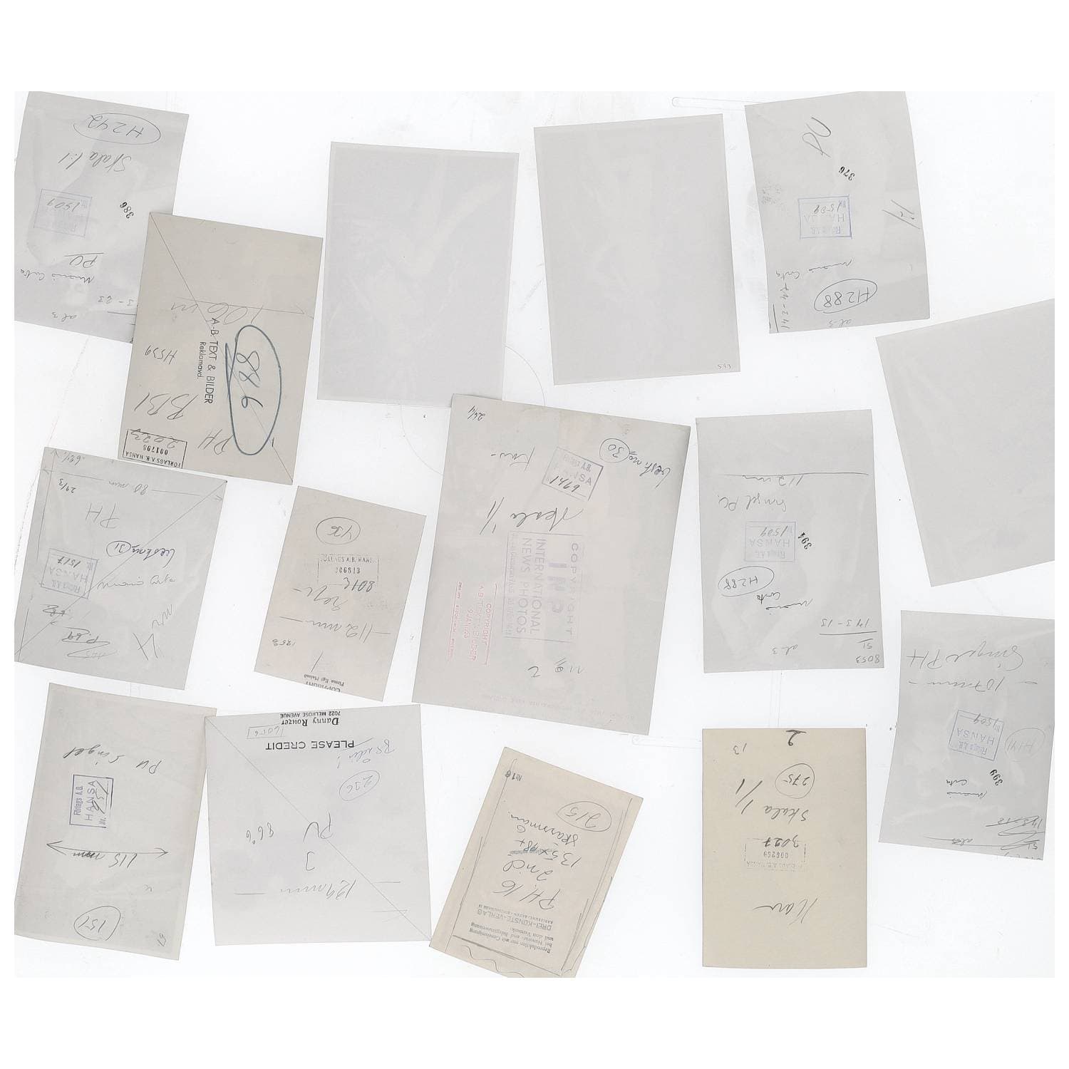 Erotica, étude de nu, photographies érotiques et divers. Circa 1940-70’s. Ensemble d’une quinzaine de tirages argentiques d’époque. Exemples de sujets : femmes nues, dénudées et divers. Sur plusieurs versos, annotations et/ou copyright. Divers états et formats moyens environ de 13,5 x 9 cm à 21,5 x 16,5 cm.