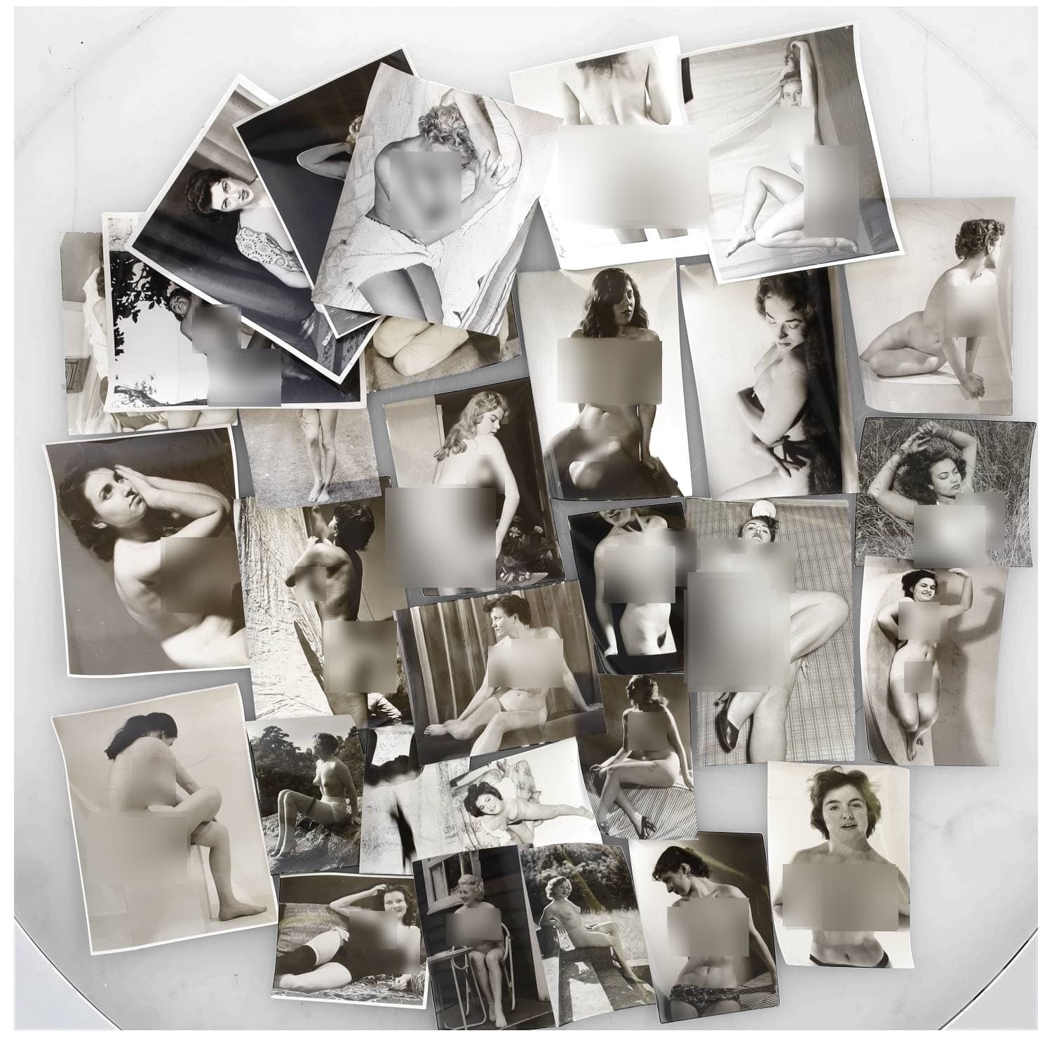 Erotica, étude de nu, photographies érotiques et divers. Circa 1950-70. Ensemble d’une trentaine de tirages argentiques principalement d’époque. Exemples de sujets : femmes nues, dénudées, sexe féminin, etc. Sur certains versos, annotations et/ou copyright. Divers états (dont gondolements, plis et traces) et formats entiers moyens environ de 13 x 11,5 cm à 25,5 x 20,5 cm.