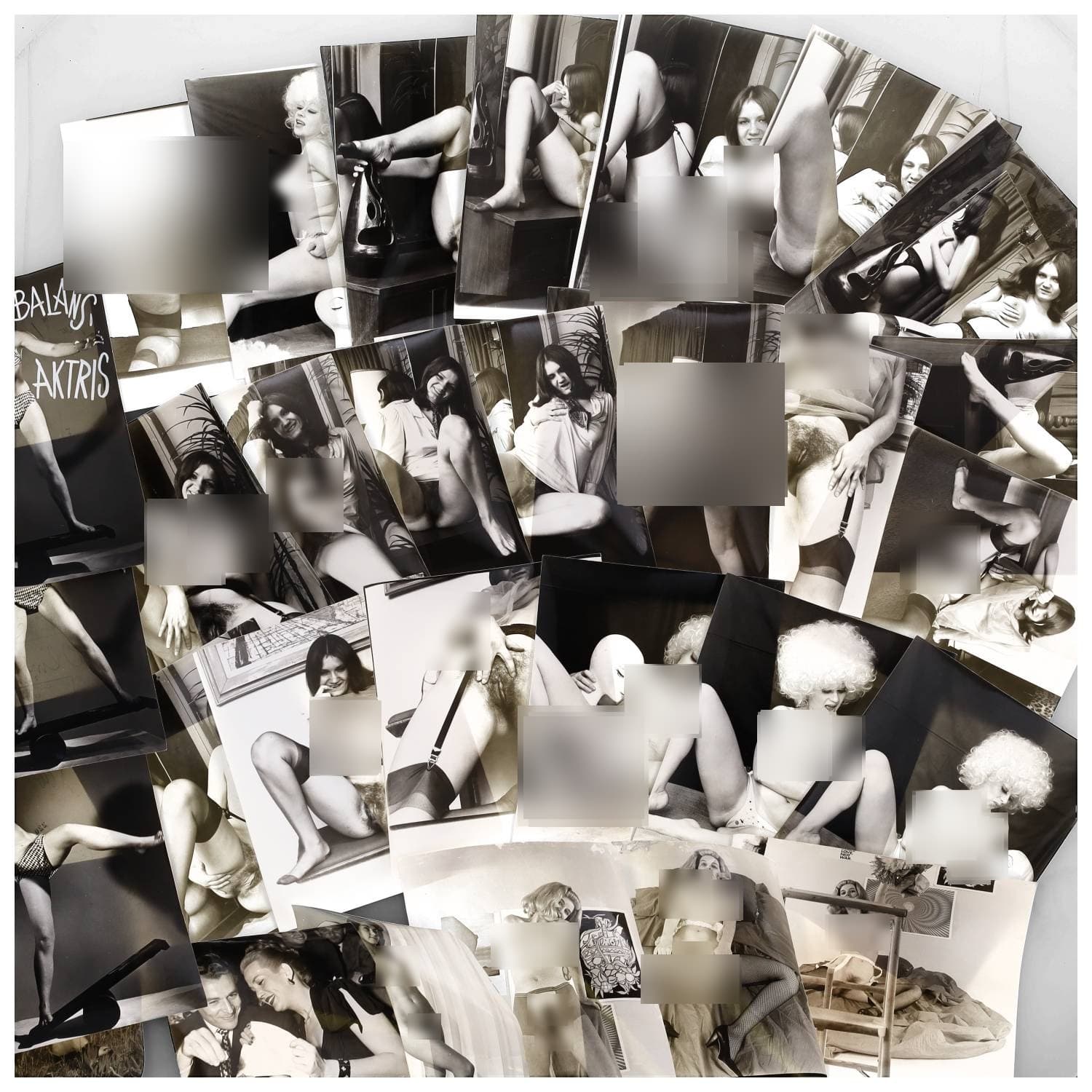 Erotica, étude de nu, photographies érotiques et divers. Circa 1950-70. Ensemble d’une trentaine de tirages argentiques. Exemples de sujets : femmes nues, dénudées, sexe féminin, etc. Sur certains versos, annotations et/ou copyright. Divers états (dont gondolements, plis et traces) et formats entiers moyens environ de 25 x 20,5 cm à 26,5 x 20 cm.