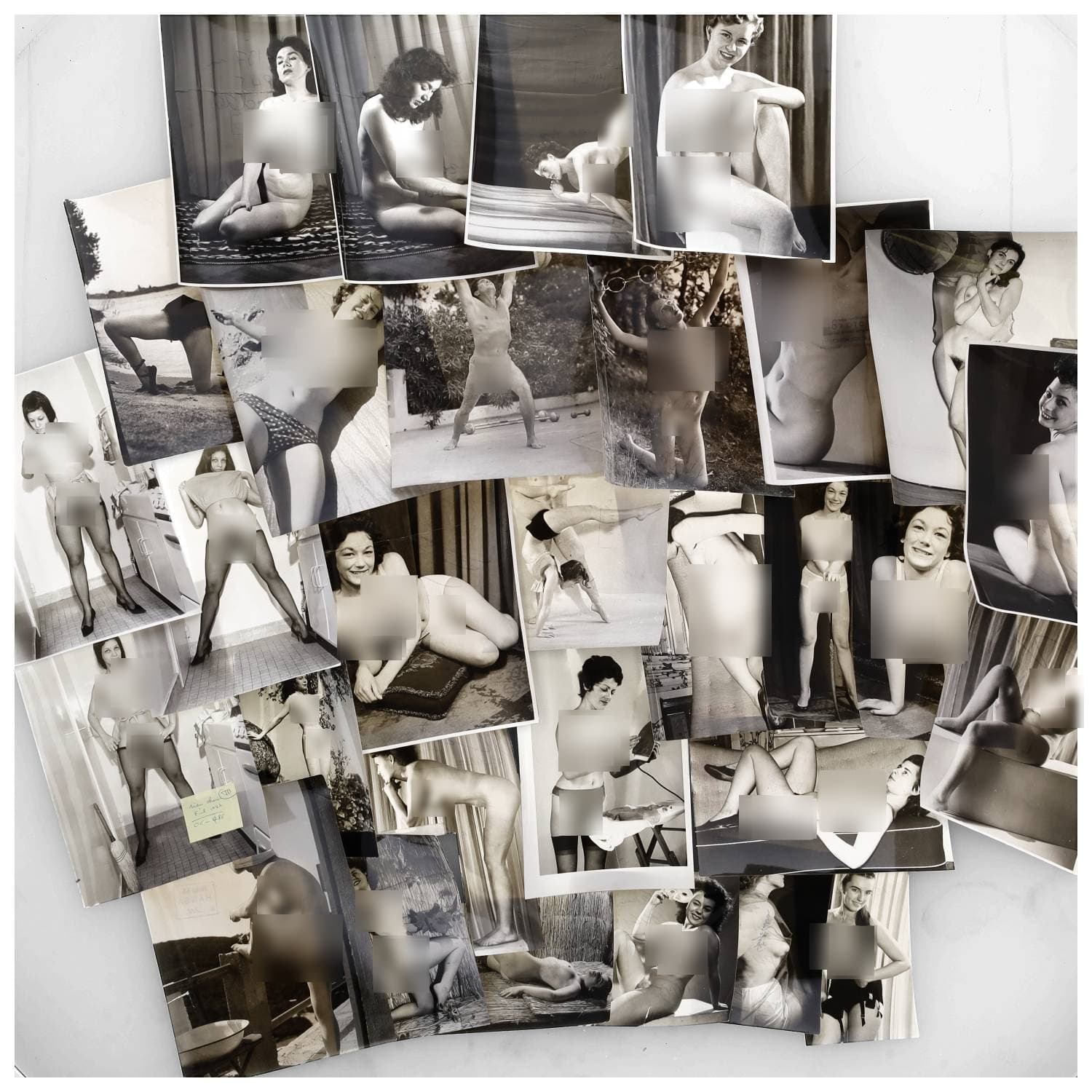 Erotica, étude de nu, photographies érotiques et divers. Circa 1950-70. Ensemble d’une trentaine de tirages argentiques principalement d’époque. Exemples de sujets : femmes nues, dénudées, sexe féminin, etc. Sur certains versos, annotations et/ou copyright (exemple : Carsten MADSEN). Divers états (dont gondolements, plis et traces) et formats entiers moyens environ de 15 x 9,5 cm à 24 x 18 cm.