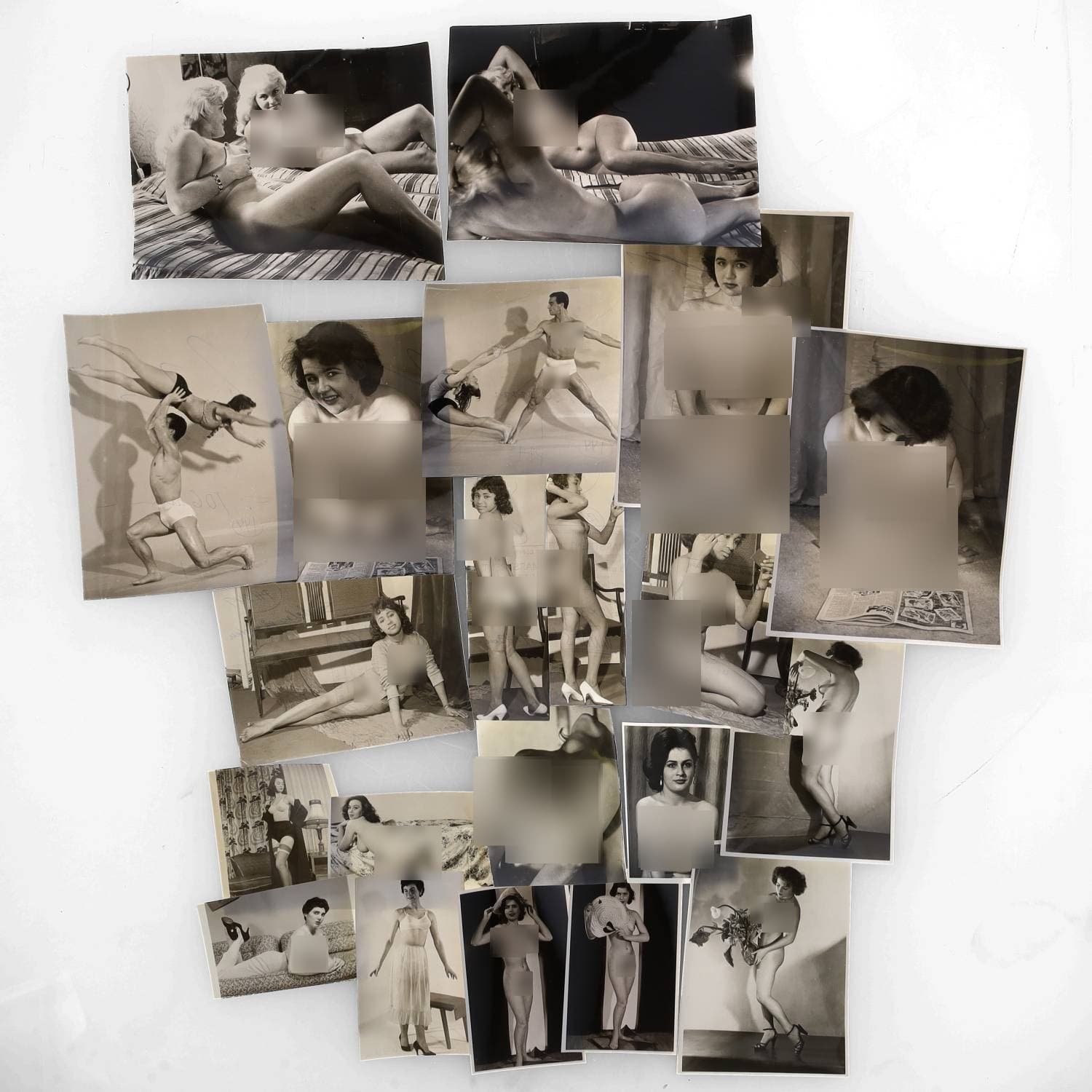 Erotica, étude de nu, photographies érotiques et divers. Circa 1950-70. Ensemble d’une vingtaine de tirages argentiques. Exemples de sujets : femmes nues, dénudées, sexe féminin, etc. Sur certains versos, annotations et/ou copyright. Divers états (dont gondolements, plis et traces) et formats entiers moyens environ de 11 x 10 cm à 24 x 18 cm.