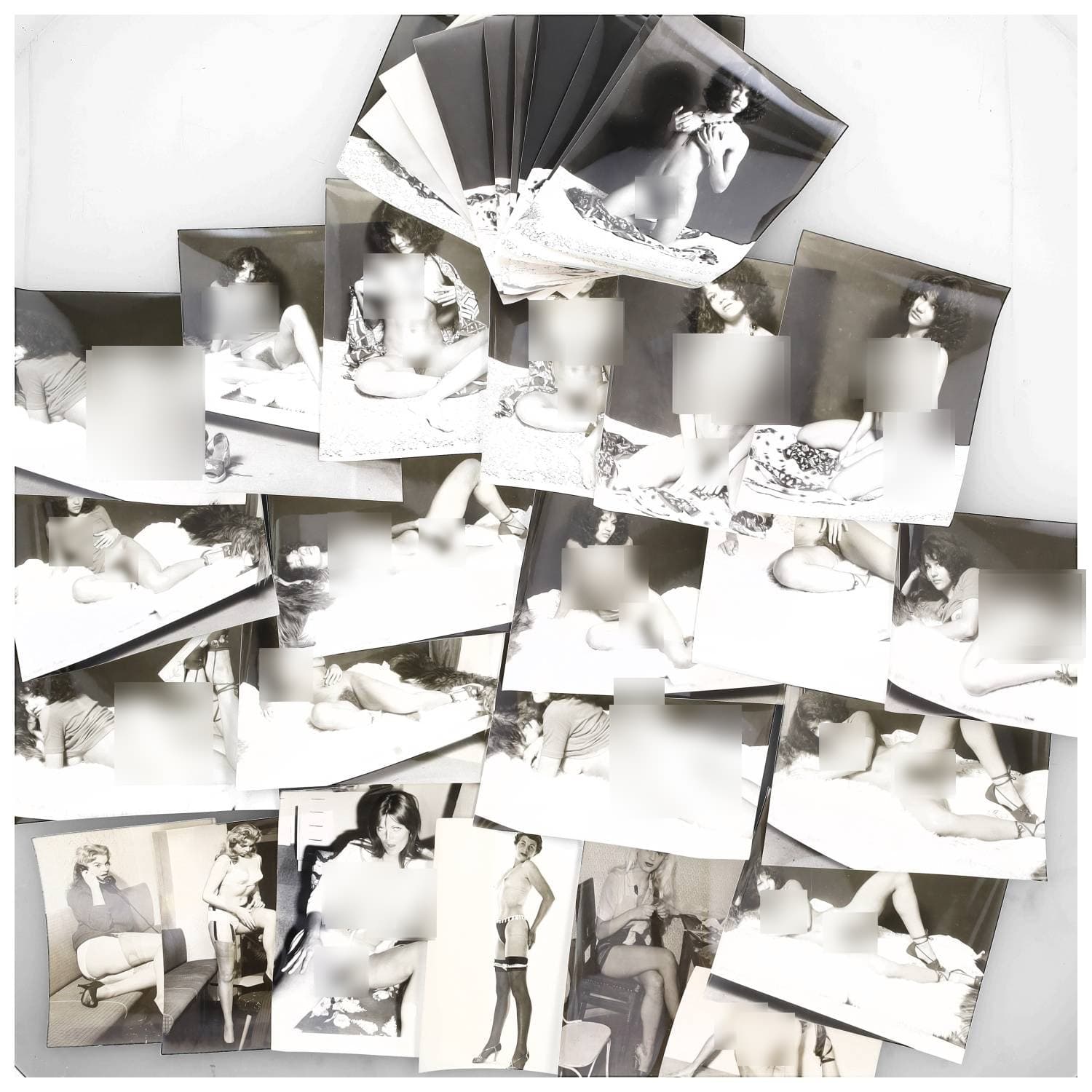 Erotica, étude de nu, photographies érotiques et divers. Circa 1950-60’s. Ensemble d’une trentaine de tirages argentiques. Exemples de sujets : femmes nues, dénudées, sexes féminins, etc. Sur certains versos, annotations. Divers états (dont gondolements, plis et traces) et formats entiers moyens environ de 20,5 x 14,5 cm à 24 x 18 cm.