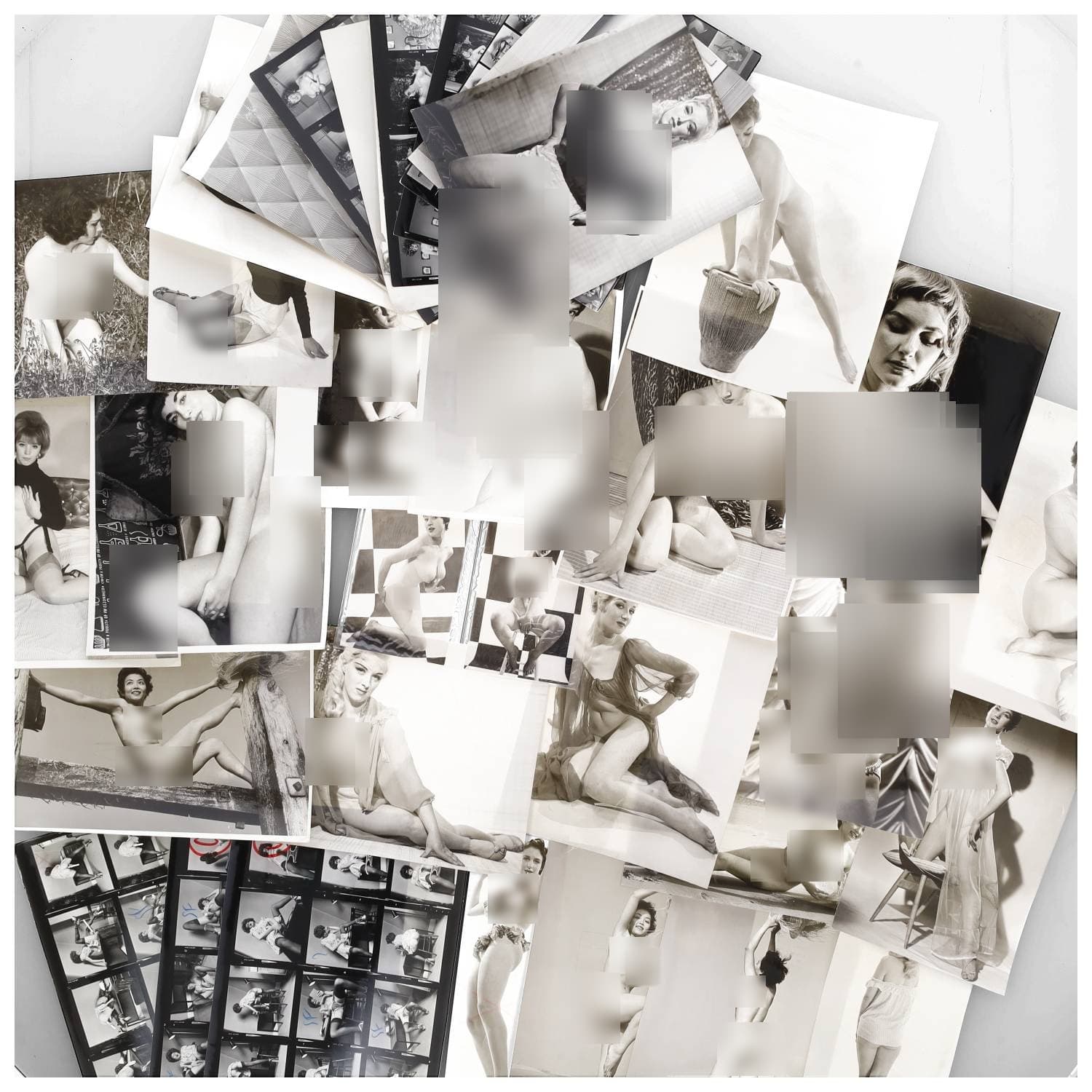 Erotica, étude de nu, photographies érotiques et divers. Circa 1950-70. Ensemble d’une trentaine de tirages argentiques principalement d’époque. Exemples de sujets : femmes nues, dénudées, sexes féminins, poitrine féminine, Billie Frost, Shari Lane, Janet Hill, Janet Foster, etc. Sur certains versos, annotations et/ou copyright (dont Eric WILKINS). Divers états (dont gondolements, plis et traces) et formats entiers moyens environ de 13,5 x 9 cm à 25,5 x 20 cm. Sont jointes des planches-contact.