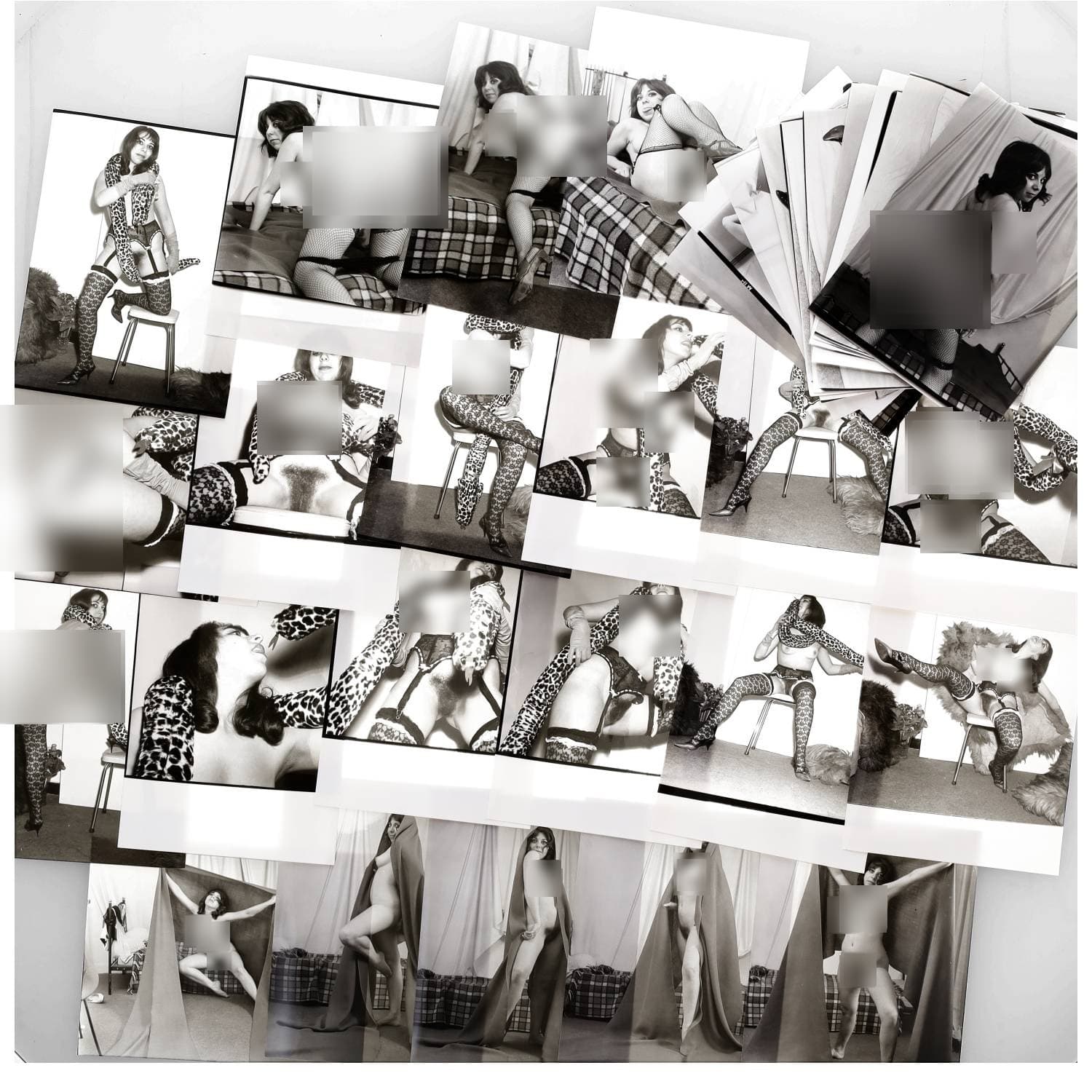 Erotica, étude de nu, photographies érotiques et divers. Circa 1950-60’s. Ensemble d’une trentaine de tirages argentiques. Exemples de sujets : femmes nues, dénudées, sexe féminin, fessier, poitrine, ‘Scandinaves’, etc. Sur certains versos, annotations. Divers états (dont gondolements, plis et traces) et formats entiers moyens environ 24 x 18 cm.