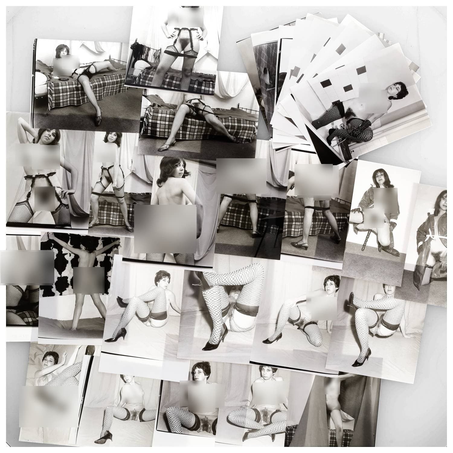 Erotica, étude de nu, photographies érotiques et divers. Circa 1950-60’s. Ensemble d’une trentaine de tirages argentiques. Exemples de sujets : femmes nues, dénudées, sexe féminin, fessier, poitrine, ‘Scandinaves’, etc. Sur certains versos, annotations. Divers états (dont gondolements, plis et traces) et formats entiers moyens environ 24 x 18 cm.