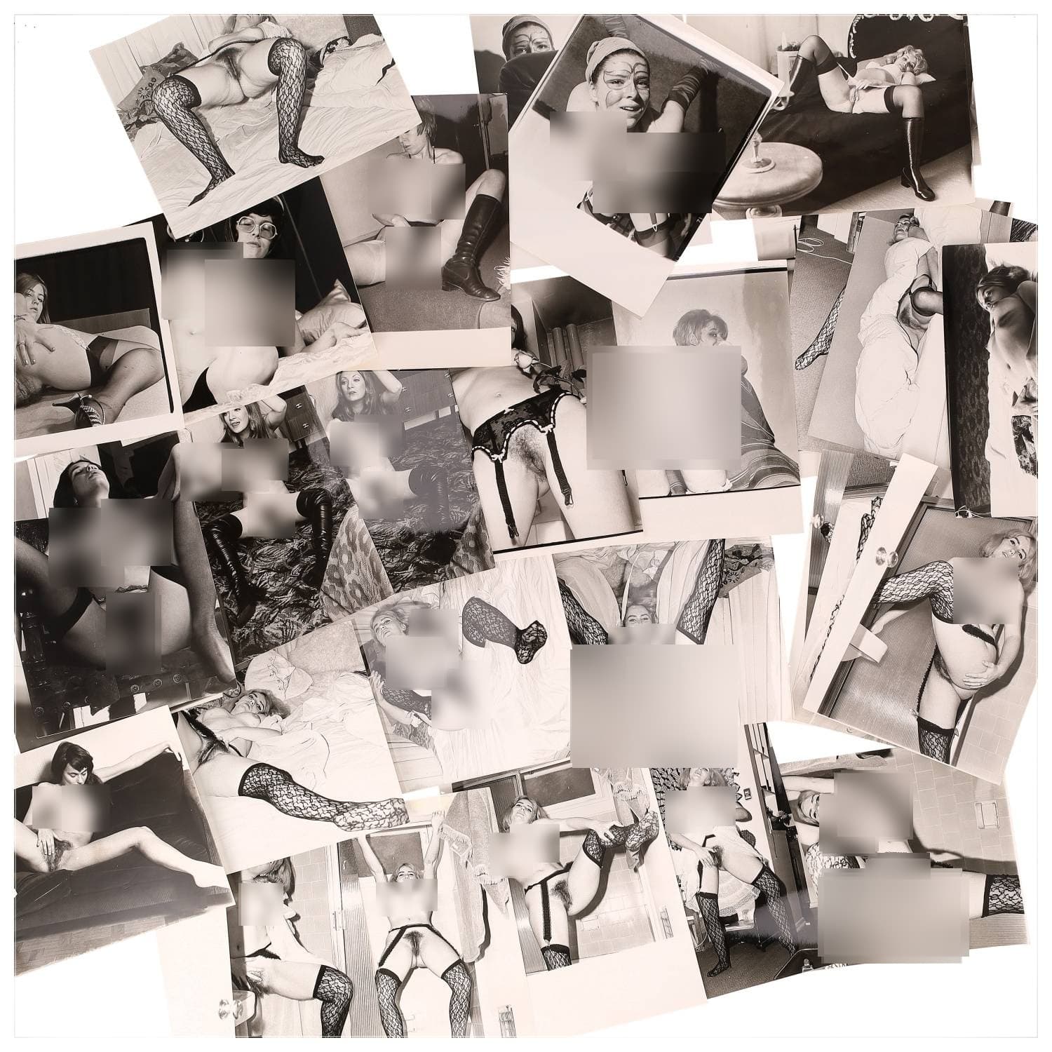 Erotica, étude de nu, photographies érotiques et divers. Circa 1950-60’s. Ensemble d’une trentaine de tirages argentiques. Exemples de sujets : femmes nues, dénudées, sexe féminin, fessier, poitrine, ‘Scandinaves’, etc. Sur certains versos, annotations. Divers états (dont gondolements, plis et traces) et formats entiers moyens environ 24 x 18 cm.