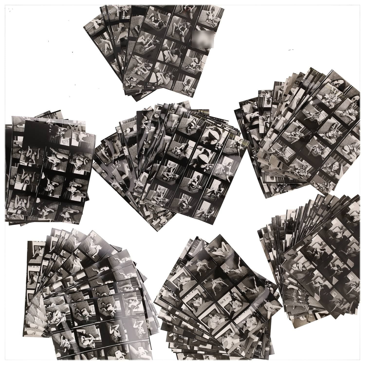 Erotica, étude de nu, photographies érotiques et divers. Circa 1950-70. Ensemble d’une centaine de tirages argentiques : des planches-contact. Exemples de sujets : femmes nues, dénudées, sexe féminin, fessier, poitrine, ‘Scandinaves’, etc. Sur certains versos et/ou rectos, annotations. Divers états (dont gondolements, plis et traces) et formats entiers moyens environ 24 x 18 cm.