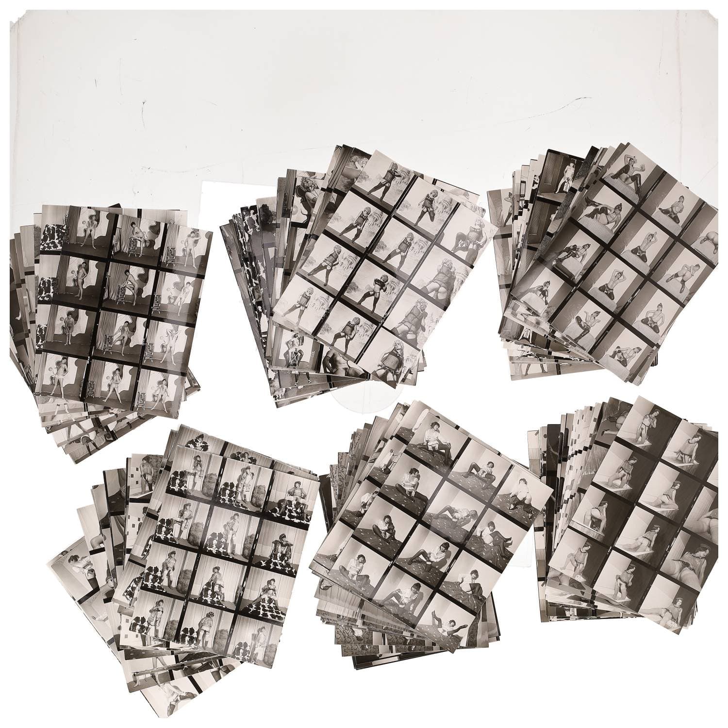 Erotica, étude de nu, photographies érotiques et divers. Circa 1950-70. Ensemble d’une centaine de tirages argentiques : des planches-contact. Exemples de sujets : femmes nues, dénudées, sexe féminin, fessier, poitrine, ‘Scandinaves’, etc. Sur certains versos et/ou rectos, annotations. Divers états (dont gondolements, plis et traces) et formats entiers moyens environ 24 x 18 cm.