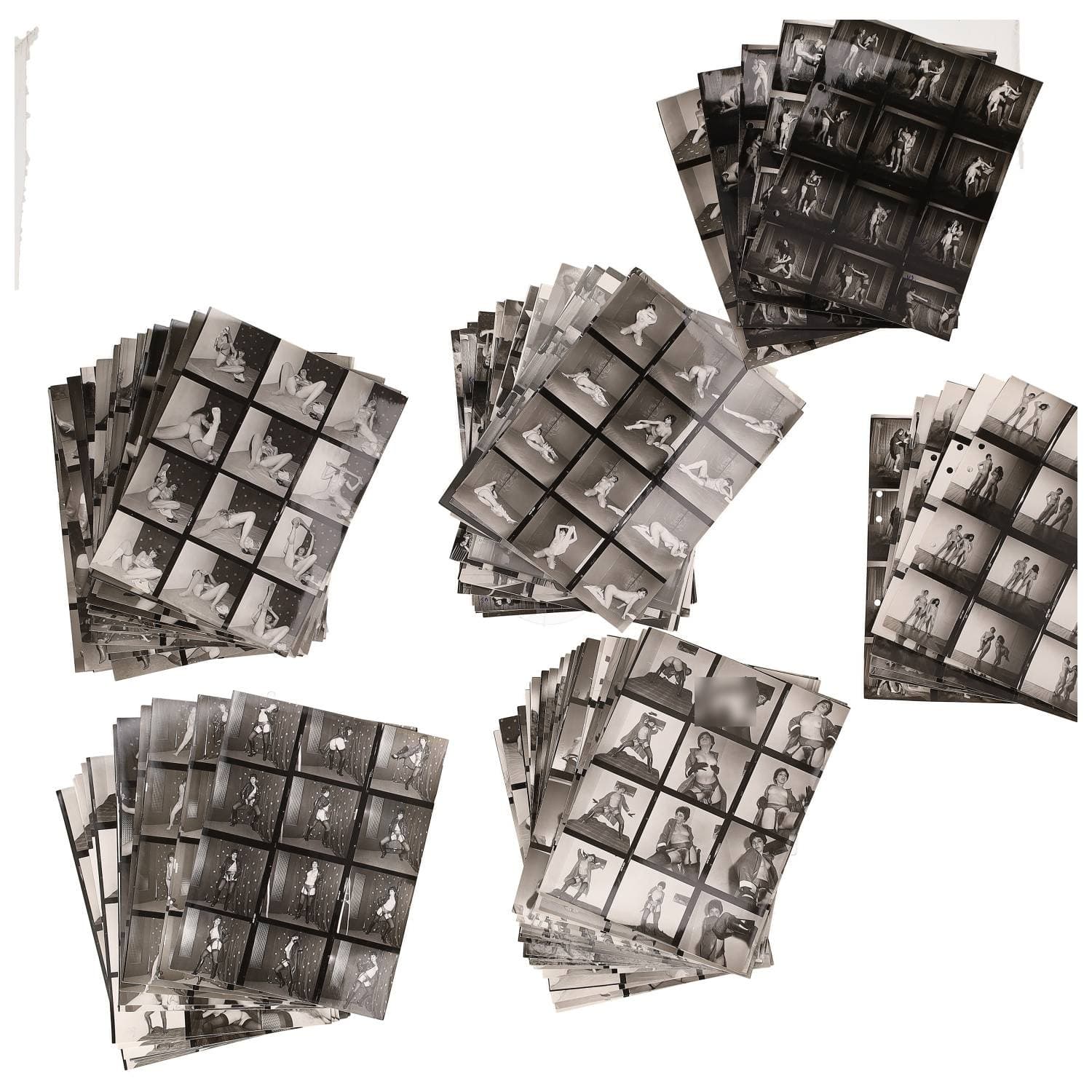 Erotica, étude de nu, photographies érotiques et divers. Circa 1950-70. Ensemble d’une centaine de tirages argentiques : des planches-contact. Exemples de sujets : femmes nues, dénudées, sexe féminin, fessier, poitrine, ‘Scandinaves’, etc. Sur certains versos et/ou rectos, annotations. Divers états (dont gondolements, plis et traces) et formats entiers moyens environ 24 x 18 cm.