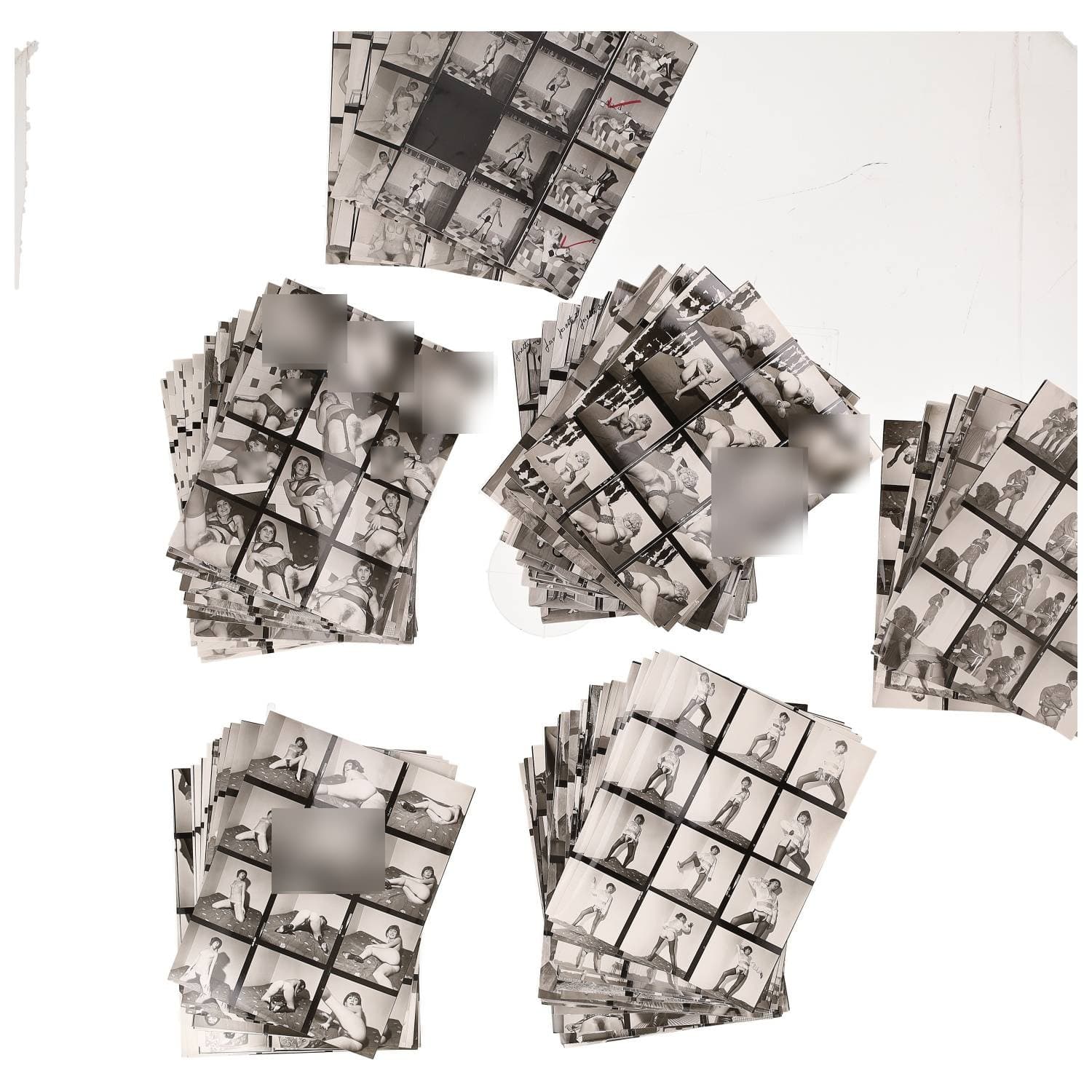 Erotica, étude de nu, photographies érotiques et divers. Circa 1950-70. Ensemble d’une centaine de tirages argentiques : des planches-contact. Exemples de sujets : femmes nues, dénudées, sexe féminin, fessier, poitrine, ‘Scandinaves’, etc. Sur certains versos et/ou rectos, annotations. Divers états (dont gondolements, plis et traces) et formats entiers moyens environ 24 x 18 cm.