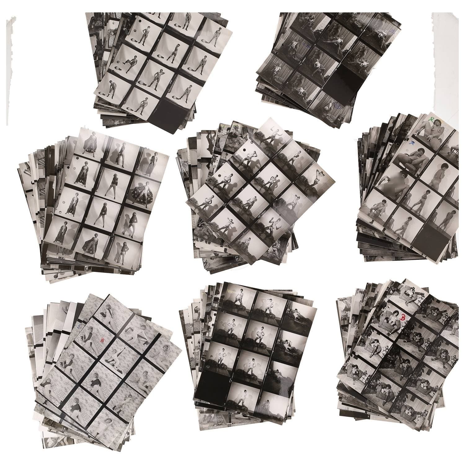 Erotica, étude de nu, photographies érotiques et divers. Circa 1950-70. Ensemble de près de 150 tirages argentiques : des planches-contact. Exemples de sujets : femmes nues, dénudées, sexe féminin, fessier, poitrine, ‘Scandinaves’, etc. Sur certains versos et/ou rectos, annotations. Divers états (dont gondolements, plis et traces) et formats entiers moyens environ 24 x 18 cm. Les papiers sont quasiment tous perforés sur un côté pour classement.