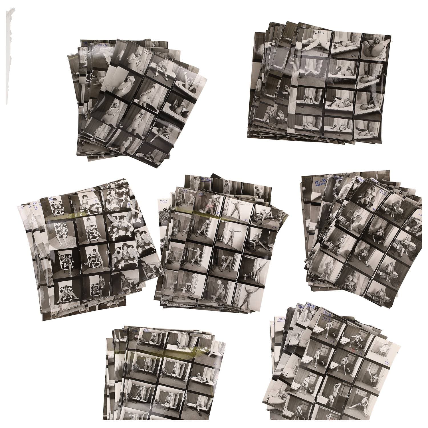 Erotica, étude de nu, photographies érotiques, pornographiques et divers. Circa 1950-70. Ensemble d’une centaine de tirages argentiques : des planches-contact. Exemples de sujets : femmes nues, dénudées, sexe féminin, fessier, poitrine, ‘Scandinaves’, etc. Sur certains versos et/ou rectos, annotations. Divers états (dont gondolements, plis et traces) et formats entiers moyens environ 24 x 18 cm.