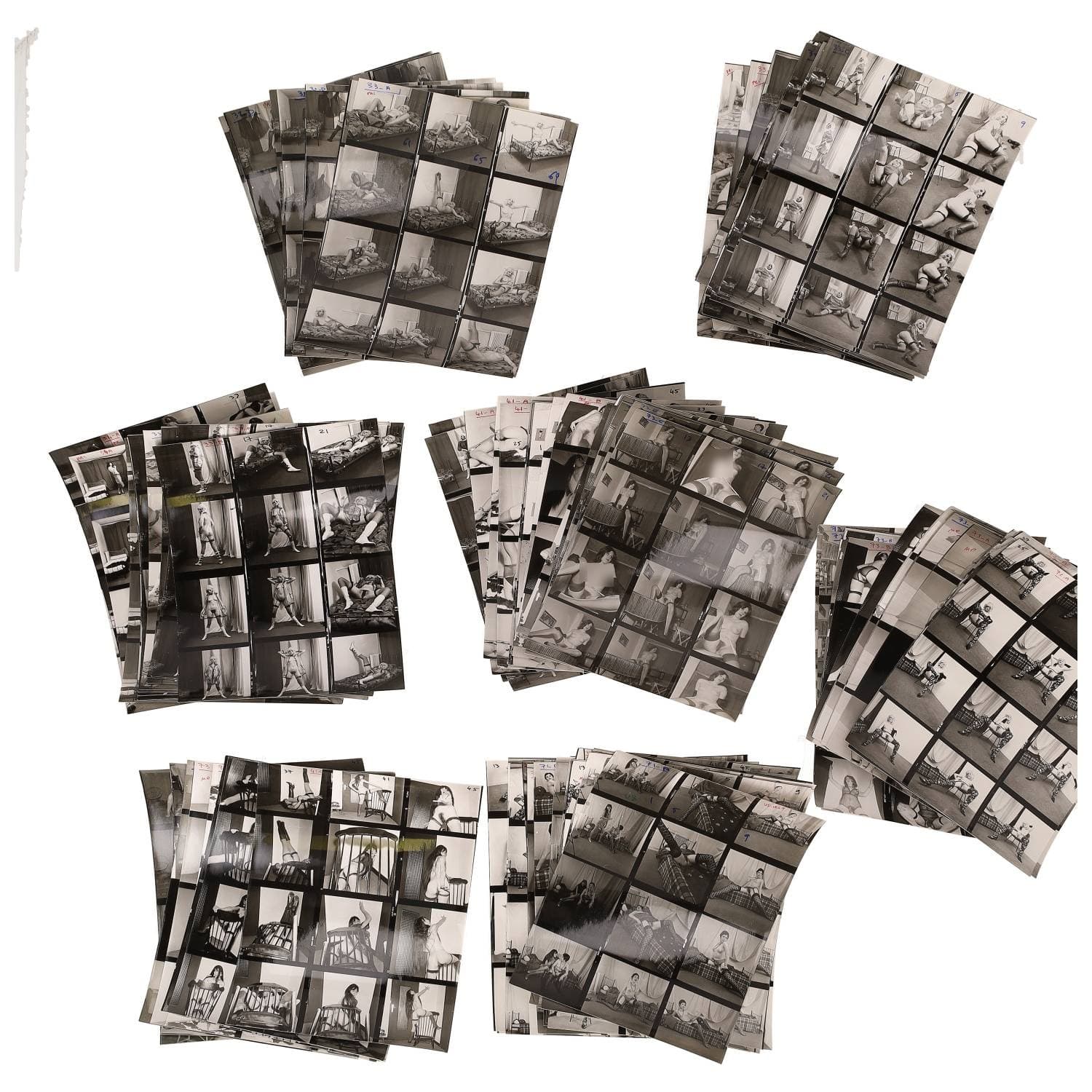 Erotica, étude de nu, photographies érotiques, pornographiques et divers. Circa 1950-70. Ensemble d’une centaine de tirages argentiques : des planches-contact. Exemples de sujets : femmes nues, dénudées, sexe féminin, fessier, poitrine, ‘Scandinaves’, etc. Sur certains versos et/ou rectos, annotations. Divers états (dont gondolements, plis et traces) et formats entiers moyens environ 24 x 18 cm.
