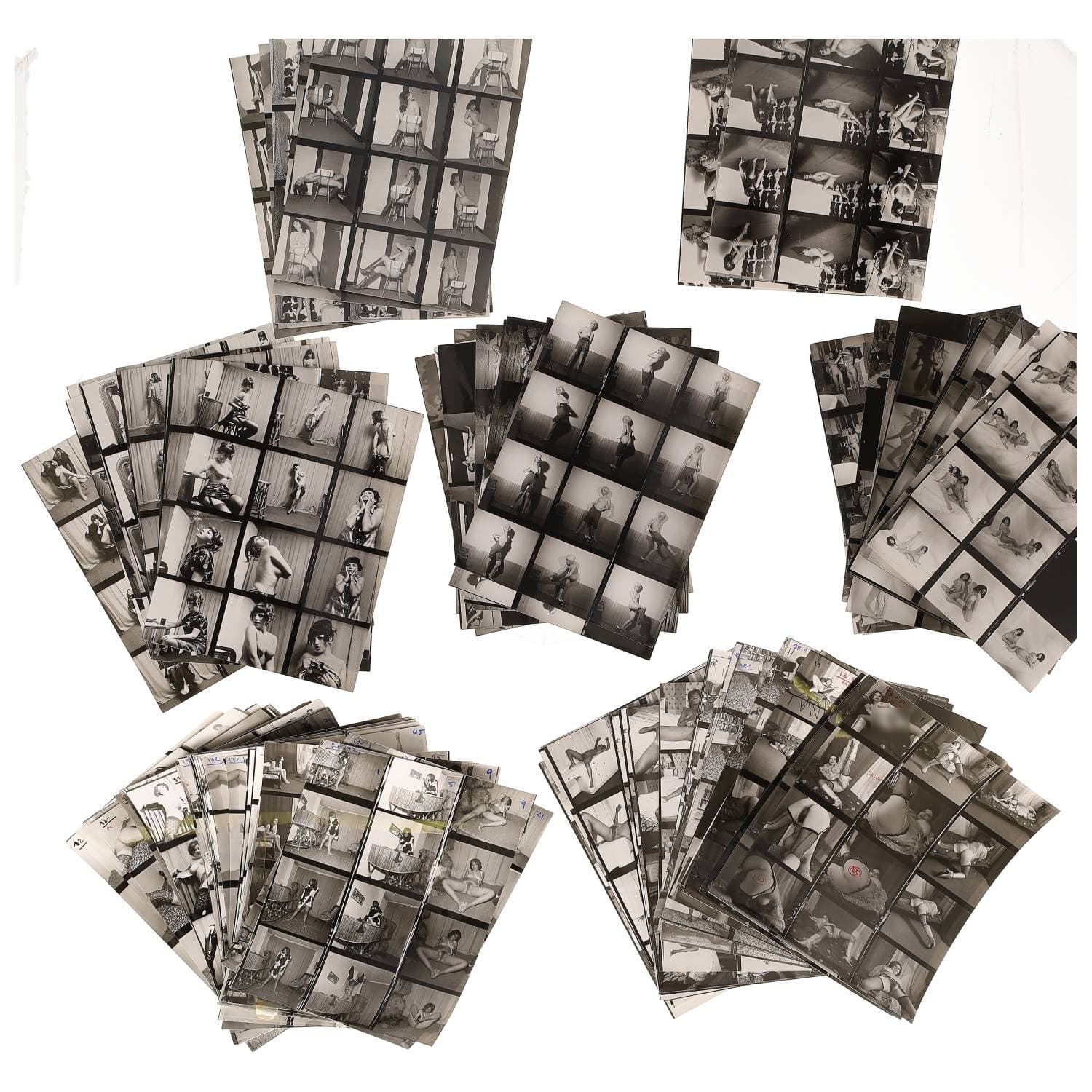 Erotica, étude de nu, photographies érotiques, pornographiques et divers. Circa 1950-70. Ensemble d’une centaine de tirages argentiques : des planches-contact. Exemples de sujets : femmes nues, dénudées, sexe féminin, fessier, poitrine, ‘Scandinaves’, etc. Sur certains versos et/ou rectos, annotations. Divers états (dont gondolements, plis et traces) et formats entiers moyens environ 24 x 18 cm.