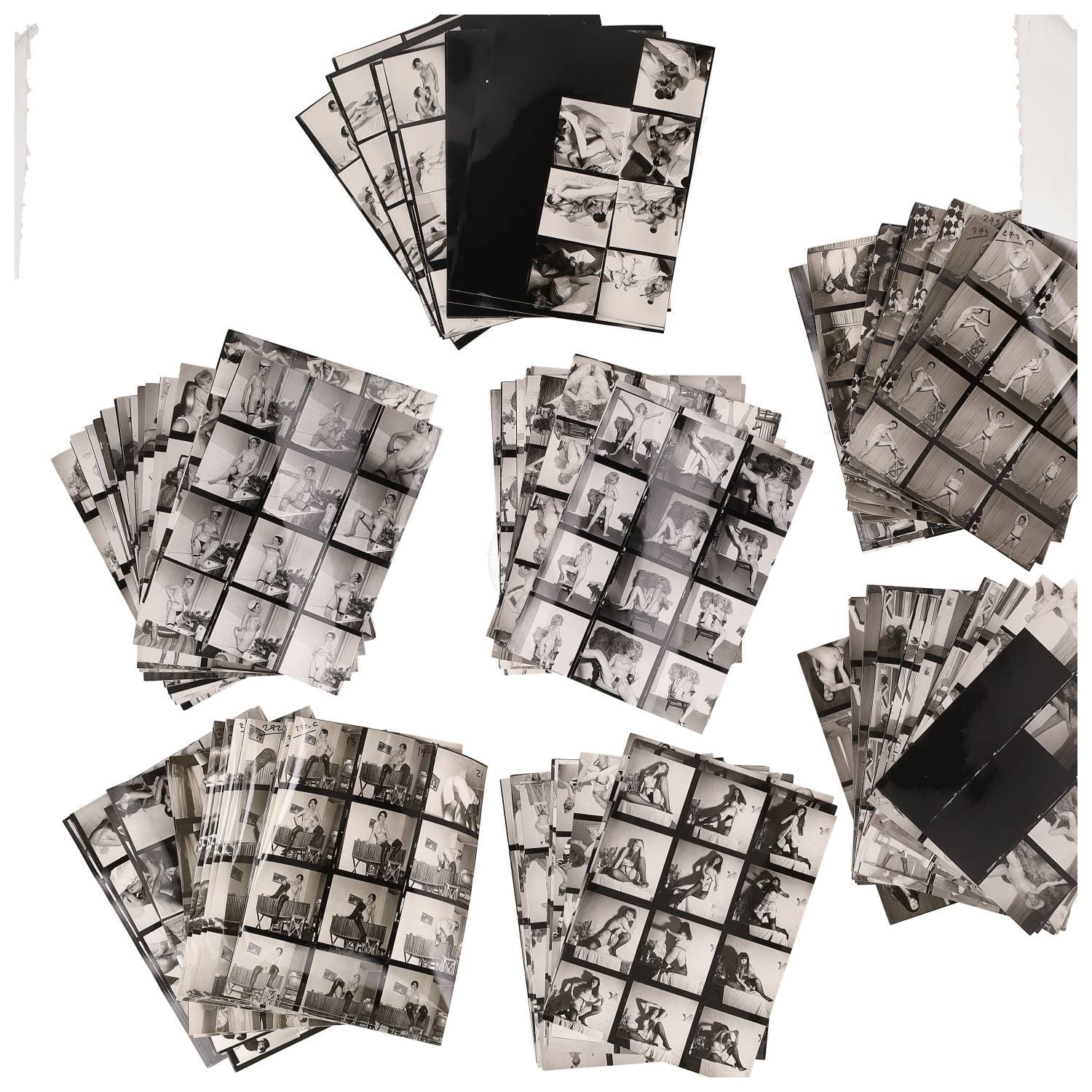 Erotica, étude de nu, photographies érotiques, pornographiques, actes sexuels homosexuels et hétérosexuels, orgies et divers. Circa 1950-70. Ensemble d’une centaine de tirages argentiques : des planches-contact. Exemples de sujets : femmes nues, dénudées, sexe féminin, fessier, poitrine, ‘Scandinaves’, etc. Sur certains versos et/ou rectos, annotations. Divers états (dont gondolements, plis et traces) et formats entiers moyens environ 24 x 18 cm.