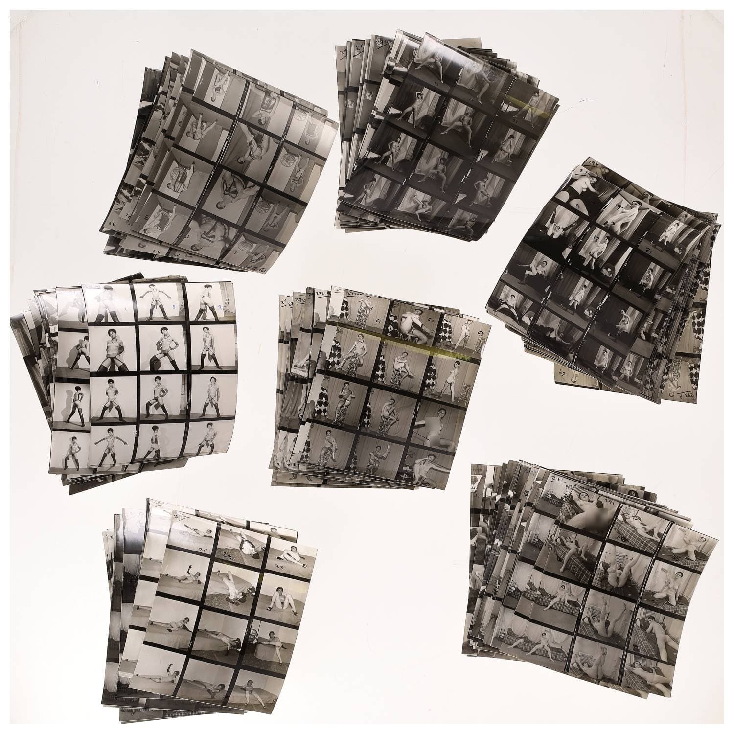 Erotica, étude de nu, photographies érotiques et divers. Circa 1950-70. Ensemble d’une centaine de tirages argentiques : des planches-contact. Exemples de sujets : femmes nues, dénudées, sexe féminin, fessier, poitrine, ‘Scandinaves’, etc. Sur certains versos et/ou rectos, annotations. Divers états (dont gondolements, plis et traces) et formats entiers moyens environ 24 x 18 cm.