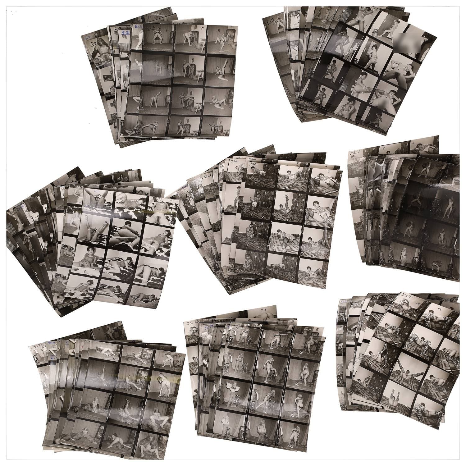 Erotica, étude de nu, photographies érotiques et divers. Circa 1950-70. Ensemble d’une centaine de tirages argentiques : des planches-contact. Exemples de sujets : femmes nues, dénudées, sexe féminin, fessier, poitrine, ‘Scandinaves’, etc. Sur certains versos et/ou rectos, annotations. Divers états (dont gondolements, plis et traces) et formats entiers moyens environ 24 x 18 cm.