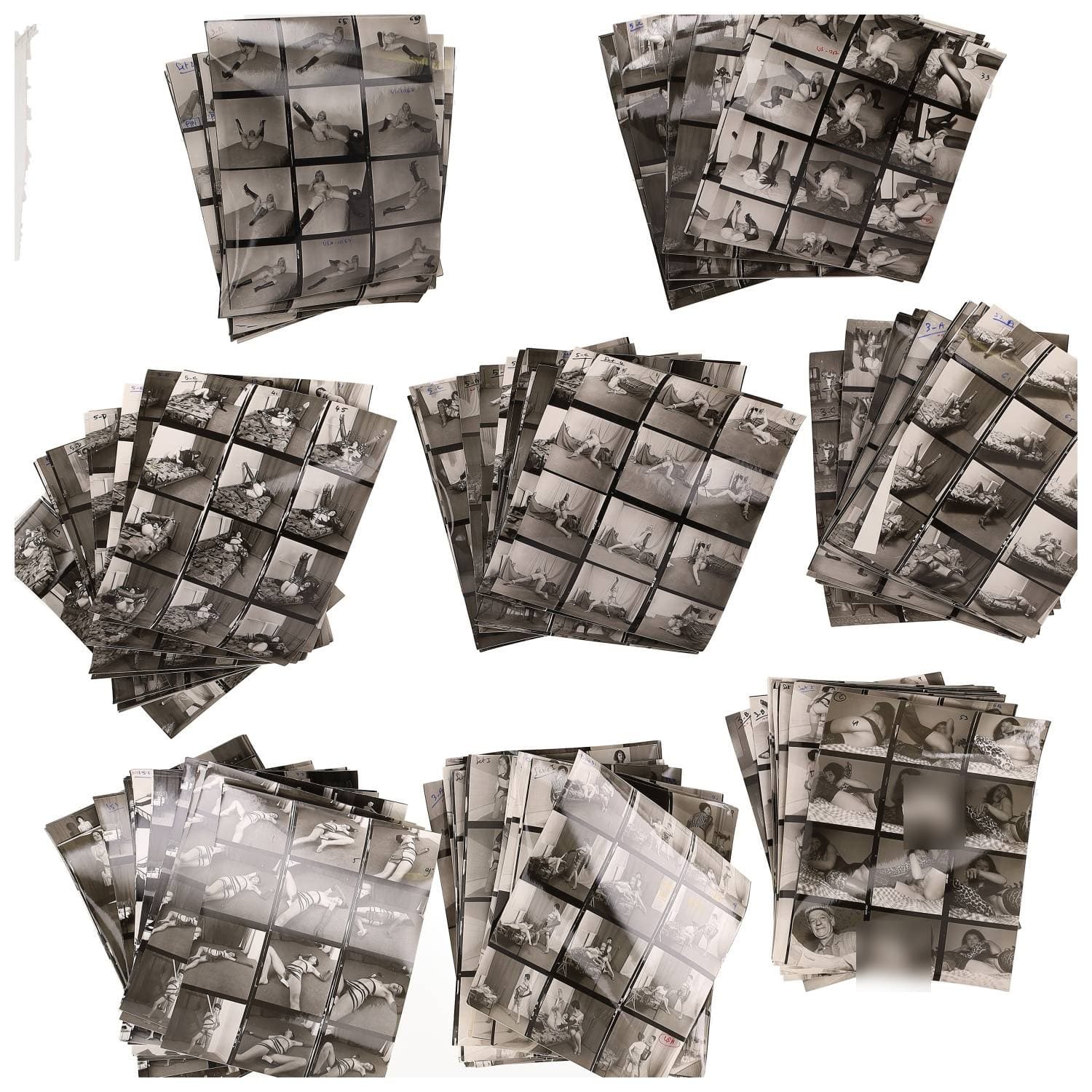 Erotica, étude de nu, photographies érotiques et divers. Circa 1950-70. Ensemble d’une centaine de tirages argentiques : des planches-contact. Exemples de sujets : femmes nues, dénudées, sexe féminin, fessier, poitrine, ‘Scandinaves’, etc. Sur certains versos et/ou rectos, annotations. Divers états (dont gondolements, plis et traces) et formats entiers moyens environ 24 x 18 cm.