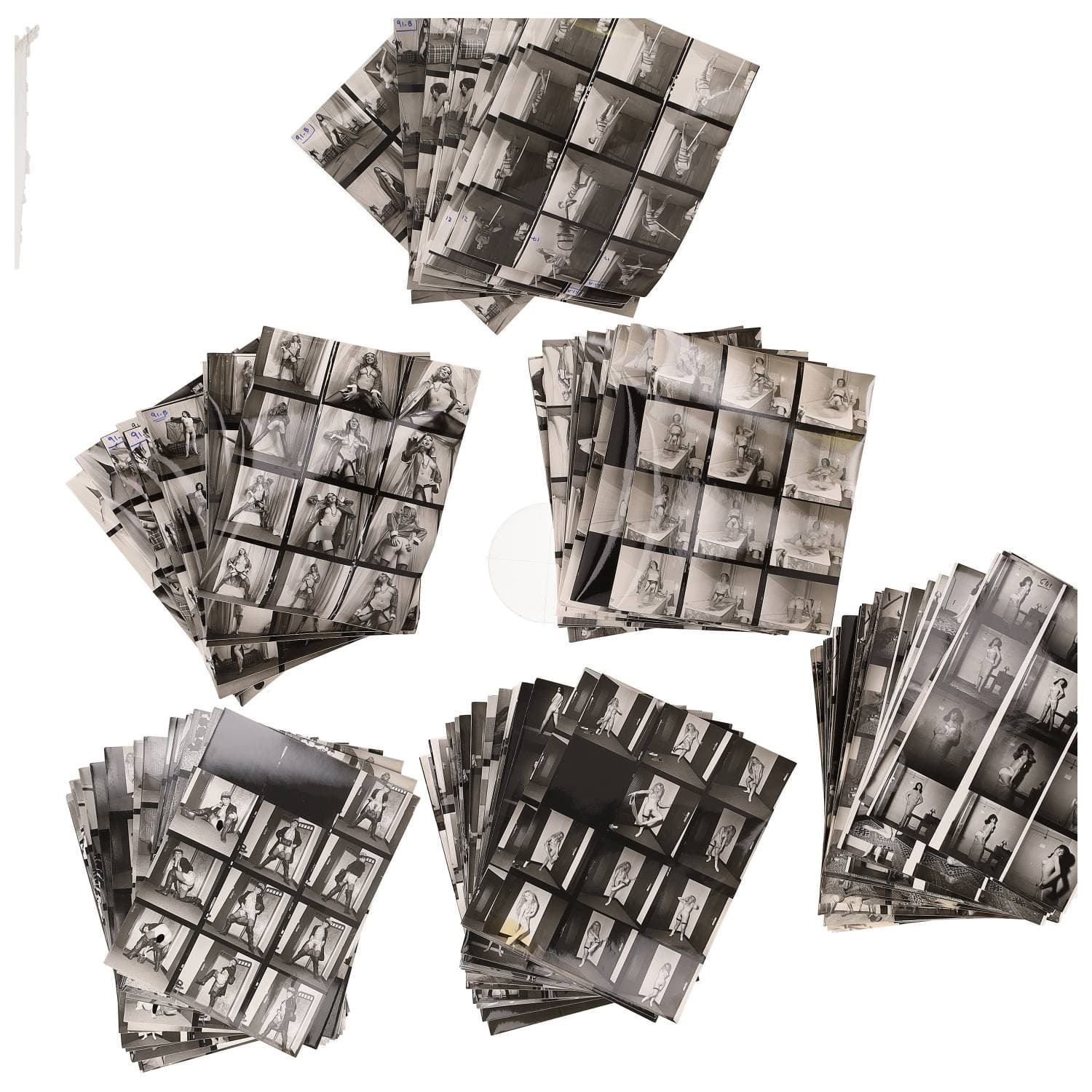 Erotica, étude de nu, photographies érotiques et divers. Circa 1950-70. Ensemble d’une centaine de tirages argentiques : des planches-contact. Exemples de sujets : femmes nues, dénudées, sexe féminin, fessier, poitrine, ‘Scandinaves’, etc. Sur certains versos et/ou rectos, annotations. Divers états (dont gondolements, plis et traces) et formats entiers moyens environ 24 x 18 cm.
