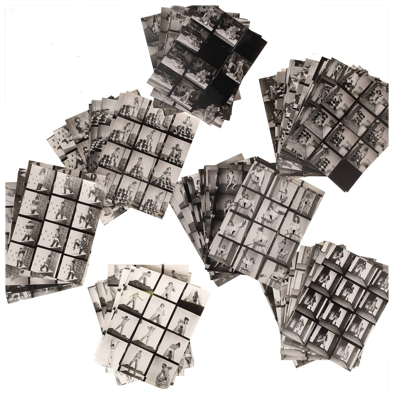 Erotica, étude de nu, photographies érotiques et divers. Circa 1950-70. Ensemble d’une centaine de tirages argentiques : des planches-contact. Exemples de sujets : femmes nues, dénudées, sexe féminin, fessier, poitrine, ‘Scandinaves’, etc. Sur certains versos et/ou rectos, annotations. Divers états (dont gondolements, plis et traces) et formats entiers moyens environ 24 x 18 cm.