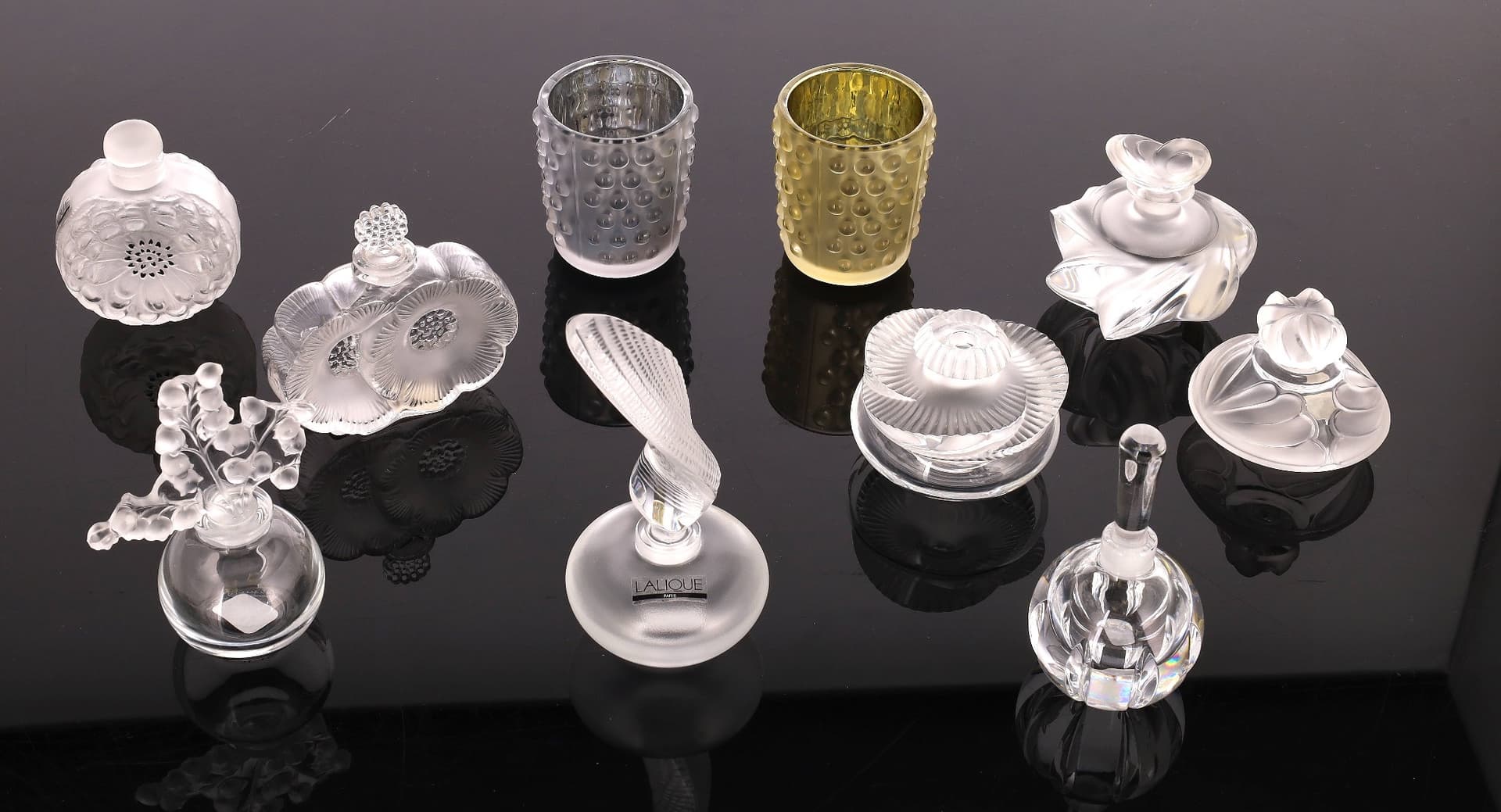 Lot de pièces en cristal dont flacons à parfum et verre
