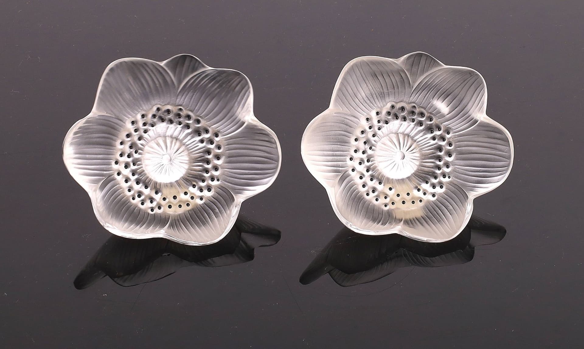 Lot de deux fleurs presse papier en cristal