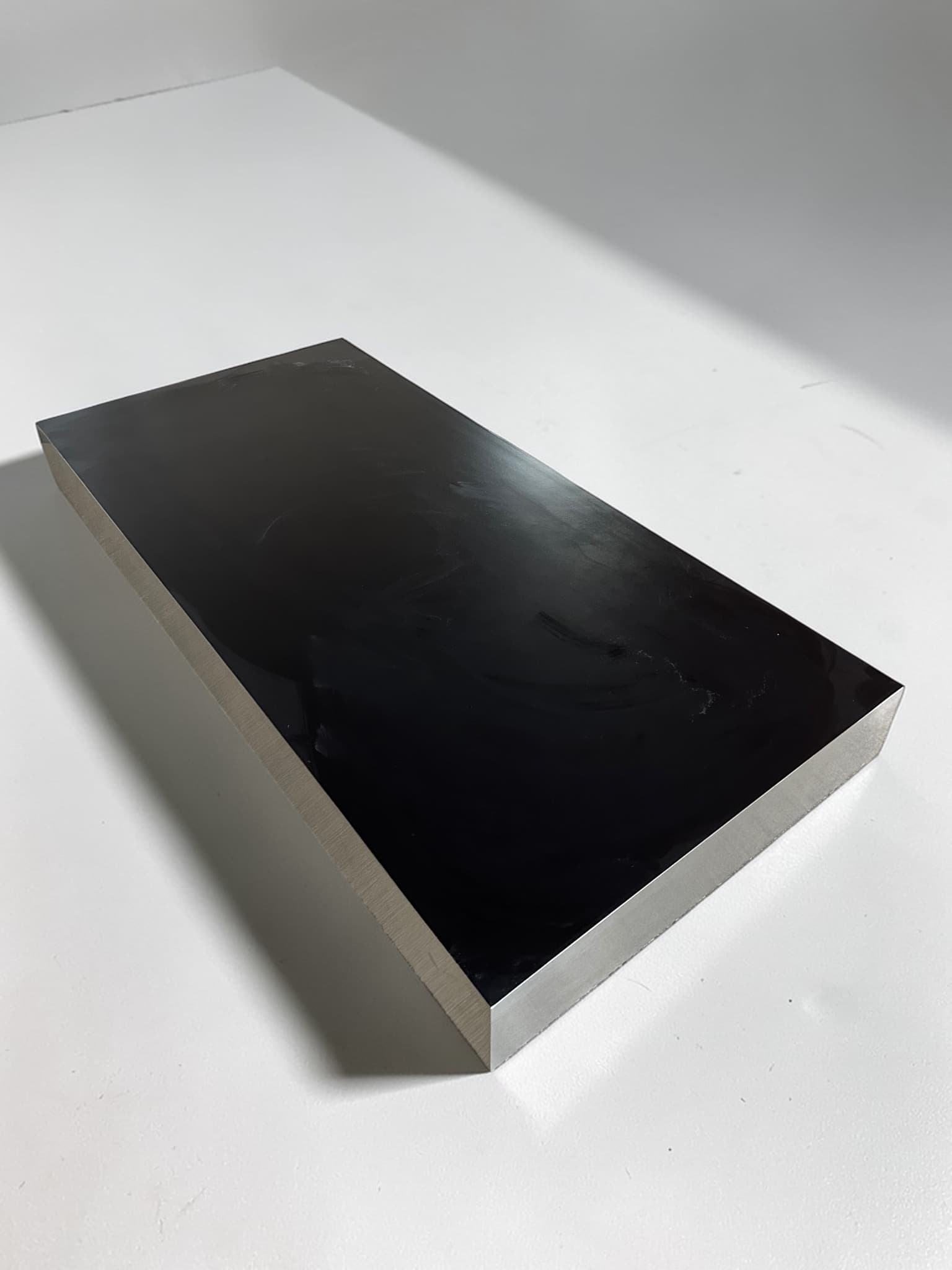 Table basse rectangulaire en métal chromé