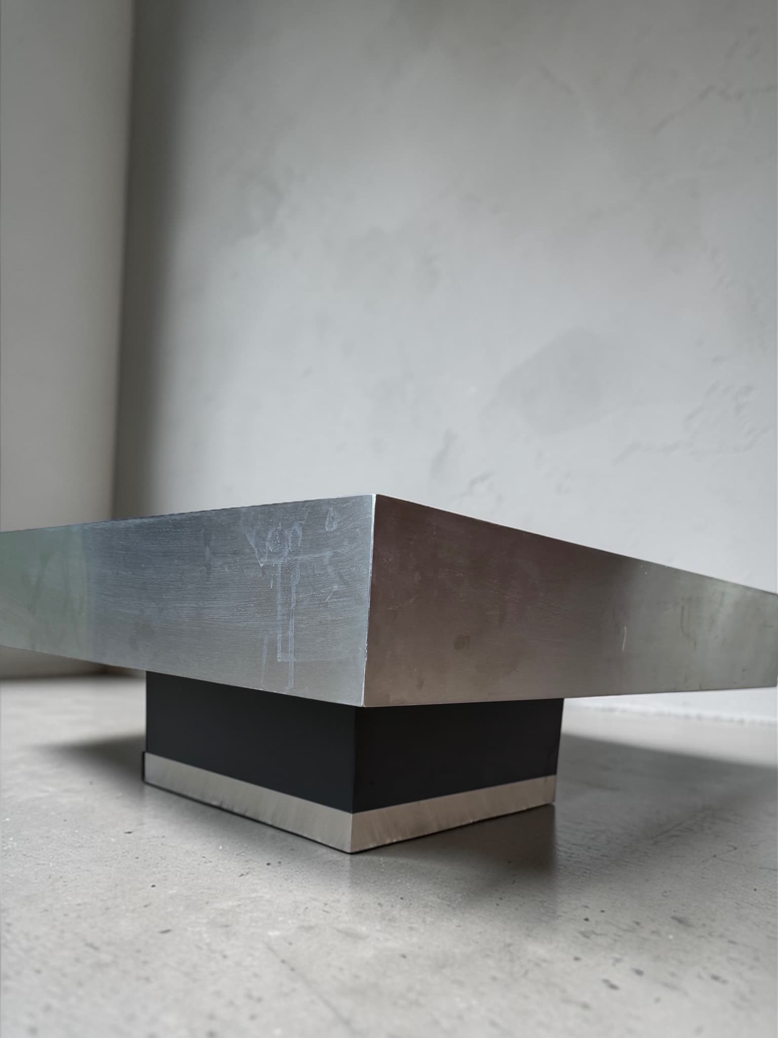Table basse carrée en métal chromé