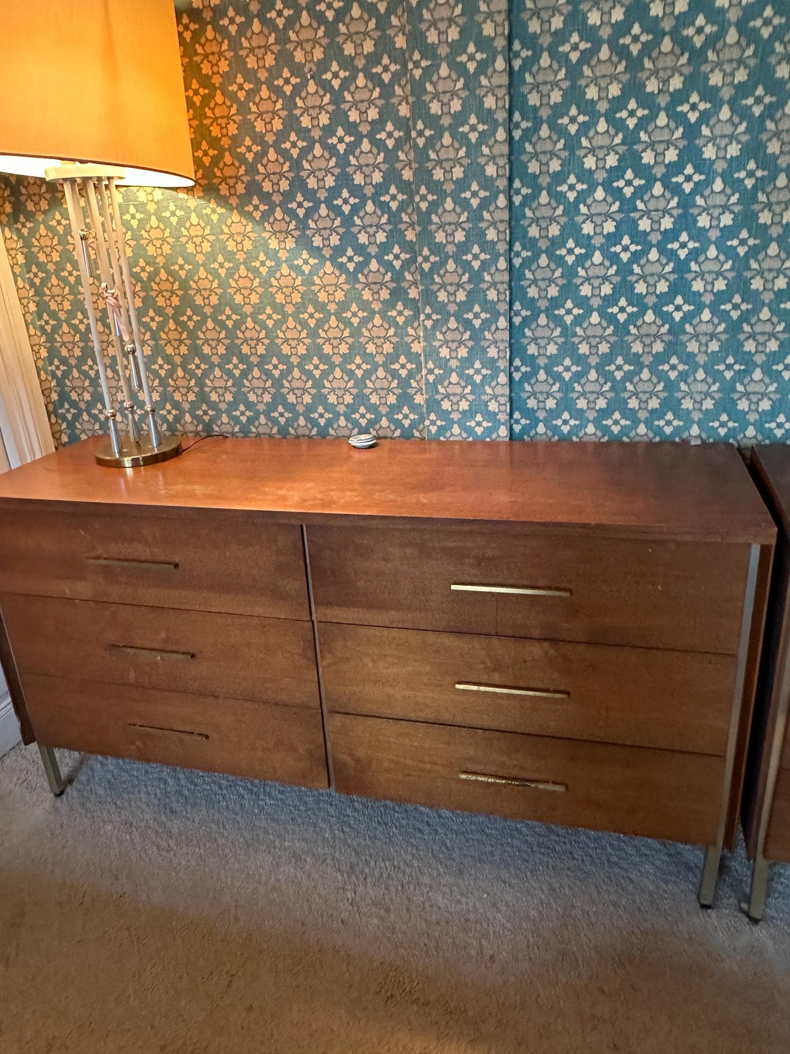 Amérique, commode droite en bois naturel et montant en métal brossé