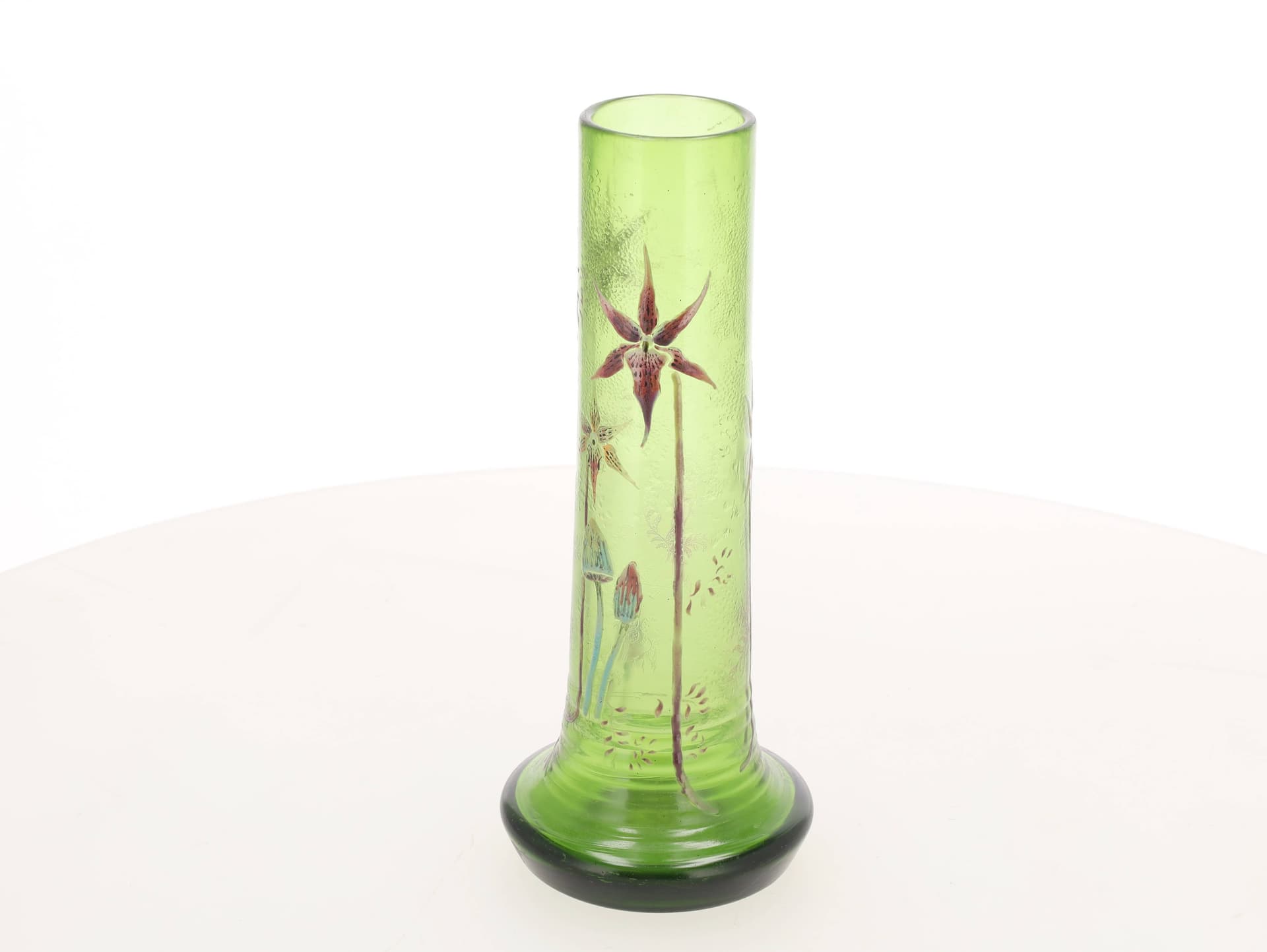 Vase tubulaire sur base renflée godronnée