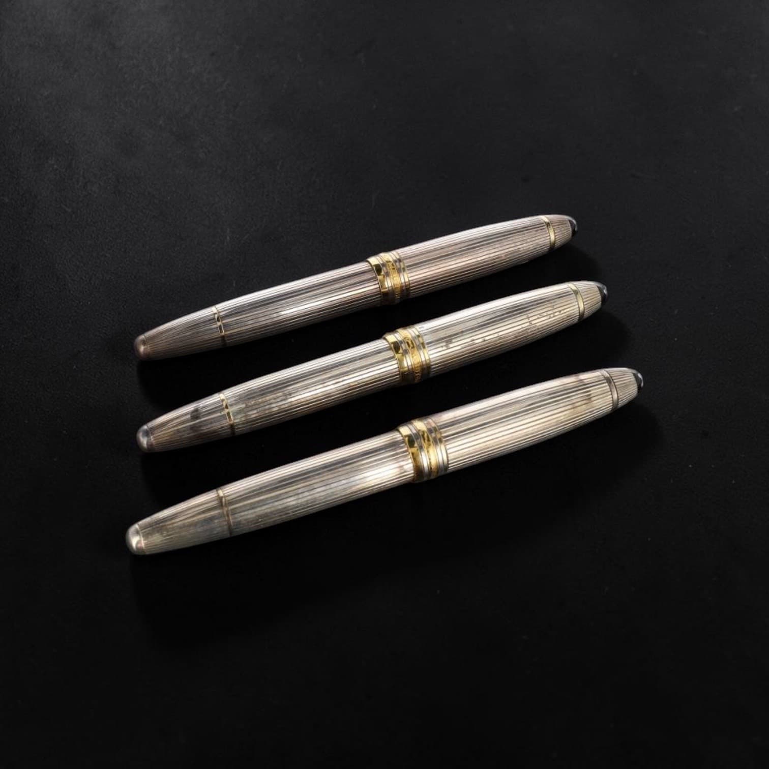 Ensemble de trois stylos plume en argent