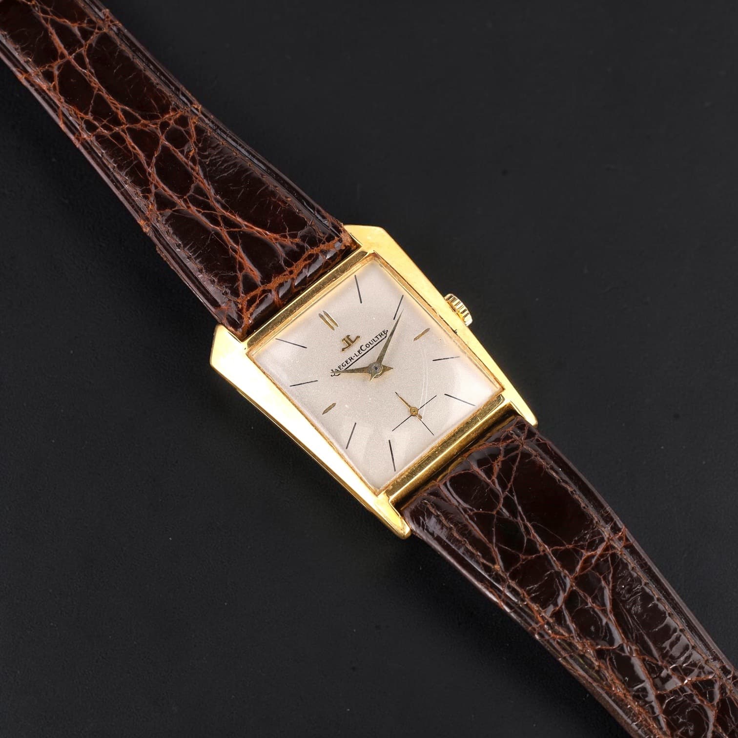 Suisse, montre bracelet de forme en or 18K