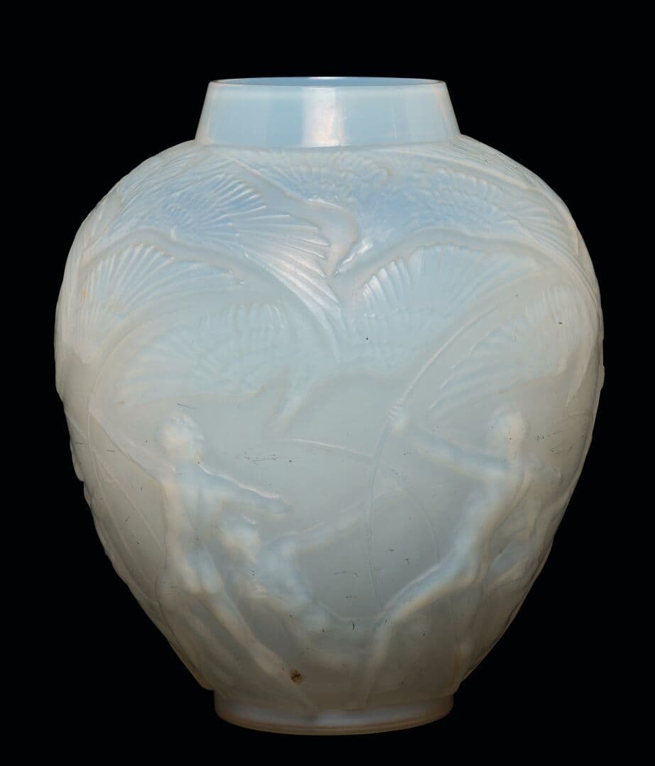 RENÉ LALIQUE - Vase « Archers » Epreuve en verre opalescent double couche soufflé-moulé. Signature moulée.