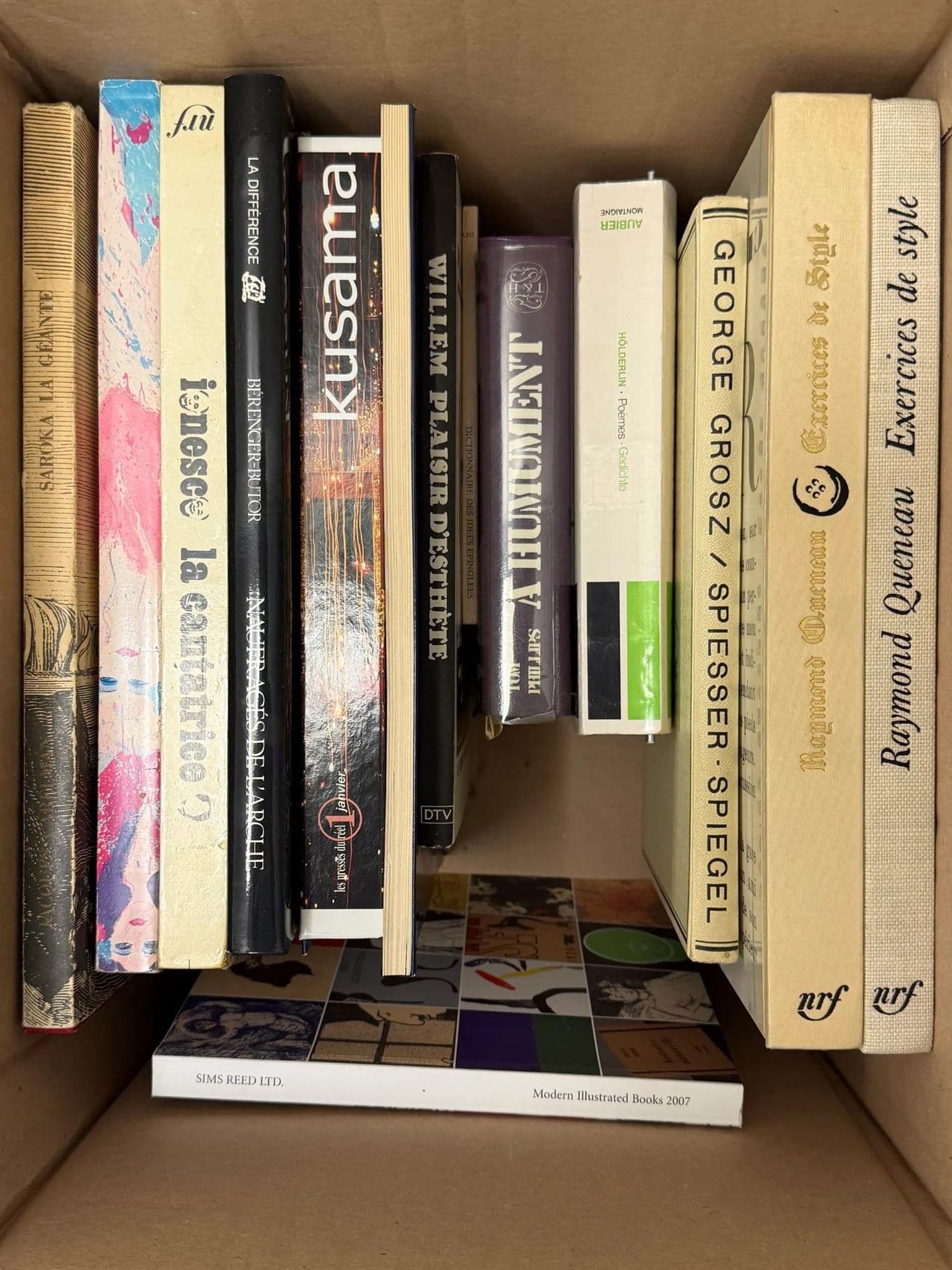 Livres d'art. Ensemble de livres modernes et contemporains en divers formats, principalement brochés ou reliés, visibles dans un carton, comprenant notamment : Raymond Queneau, Exercices de style, NRF ; George Grosz / Spieser, Spiegel, NRF ; Kusama, La Différence ; Willem, Plaisir d'esthète ; ainsi qu'un catalogue Modern Illustrated Books 2007, Sims Reed Ltd. Observations : titres sur l'art, la littérature et la bibliophilie, état d'usage, certains ouvrages illustrés.