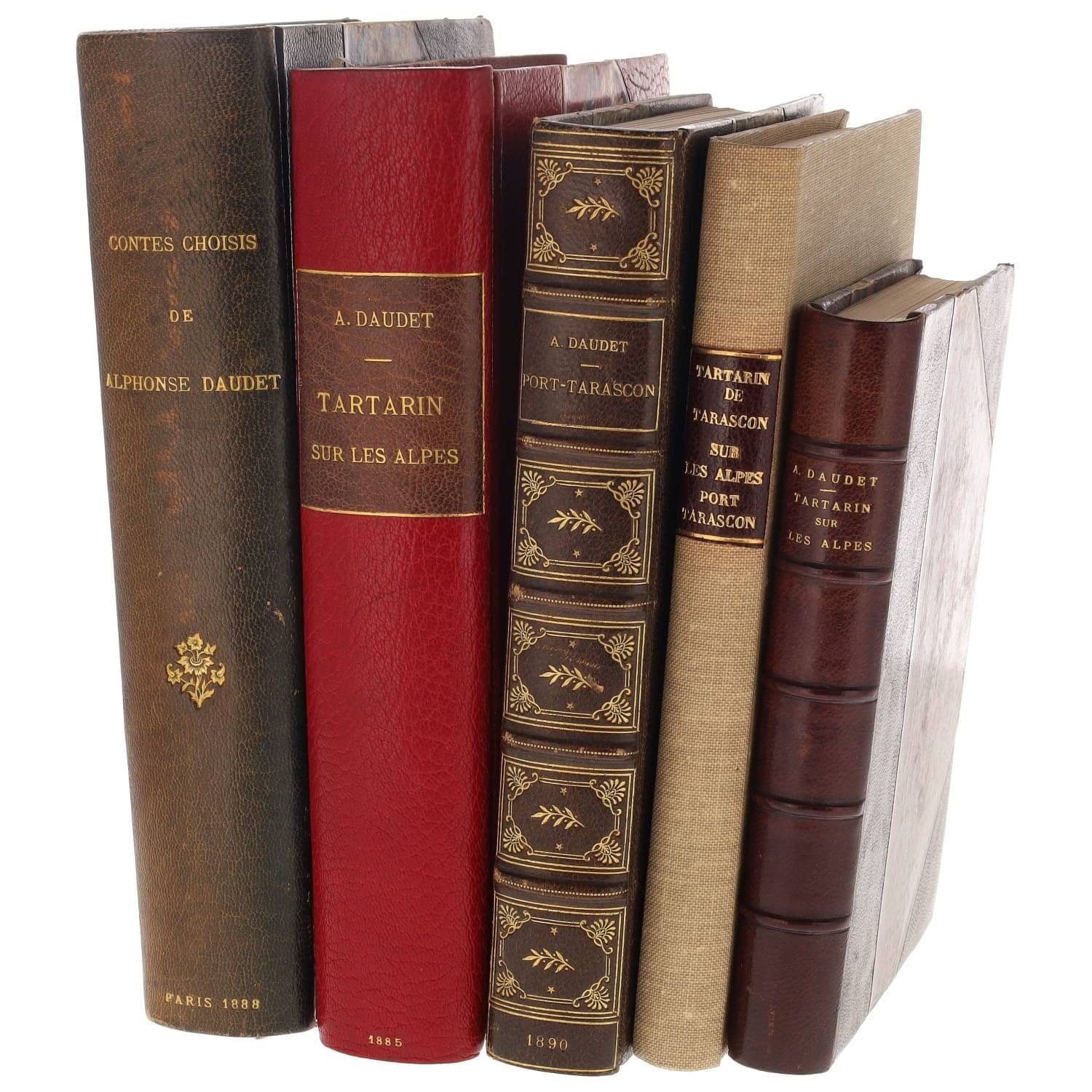 DAUDET Alphonse
Ensemble de cinq ouvrages :
- Port-Tarascon, Paris, Dentu, 1890. 1 volume in-8, demi-chagrin à coins.
- Tartarin sur les Alpes, Paris, Marpon et Flammarion, 1886. Un volume in-12 (demi-reliure)
- Aventures prodigieuses de Tartarin de Tarascon, Paris, Fayard frères, s.d. 1 vol. In-8 toilé.
- Contes choisis, Paris, librairies des bibliophiles, 1883. Un volume grand in-8, demi-reliure bleu à coins, dos insolé. Édition illustrée de 7 eaux-fortes originales par Eugène Burnand. Tirage en grand papier limité à 250 exemplaires. Celui-ci, un des 200 sur Hollande à la forme
- Tartarin sur les Alpes, Paris, Calmann-Levy, 1885. Un volume grand in-8, demi-maroquin rouge à coins. Exemplaire non justifié sur papier de Chine