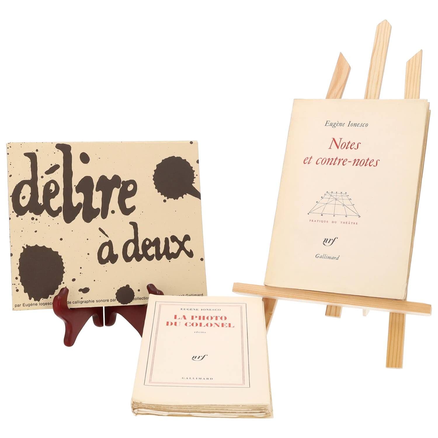 IONESCO Eugène
- Délire à deux. Essai de calligraphie sonore par Massin d'après l'interprétation de Tsilla Chelton et de Jean-Louis Barrault à l’Odéon, Paris, Paris 1966. 21 x 18 cm, broché. Edition originale tirée à 1500 exemplaires.
- IONESCO (Eugène). Notes et contre-notes. Paris, Nrf Gallimard, 1962. In-8 , broché. Édition originale, exemplaire su vélin pur fil
- La Photo du colonel. Récits. Paris : Gallimard, 1962. In-12, broché. Edition originale, un des quarante cinq exemplaires sur vélin pur fil, deuxième papier.