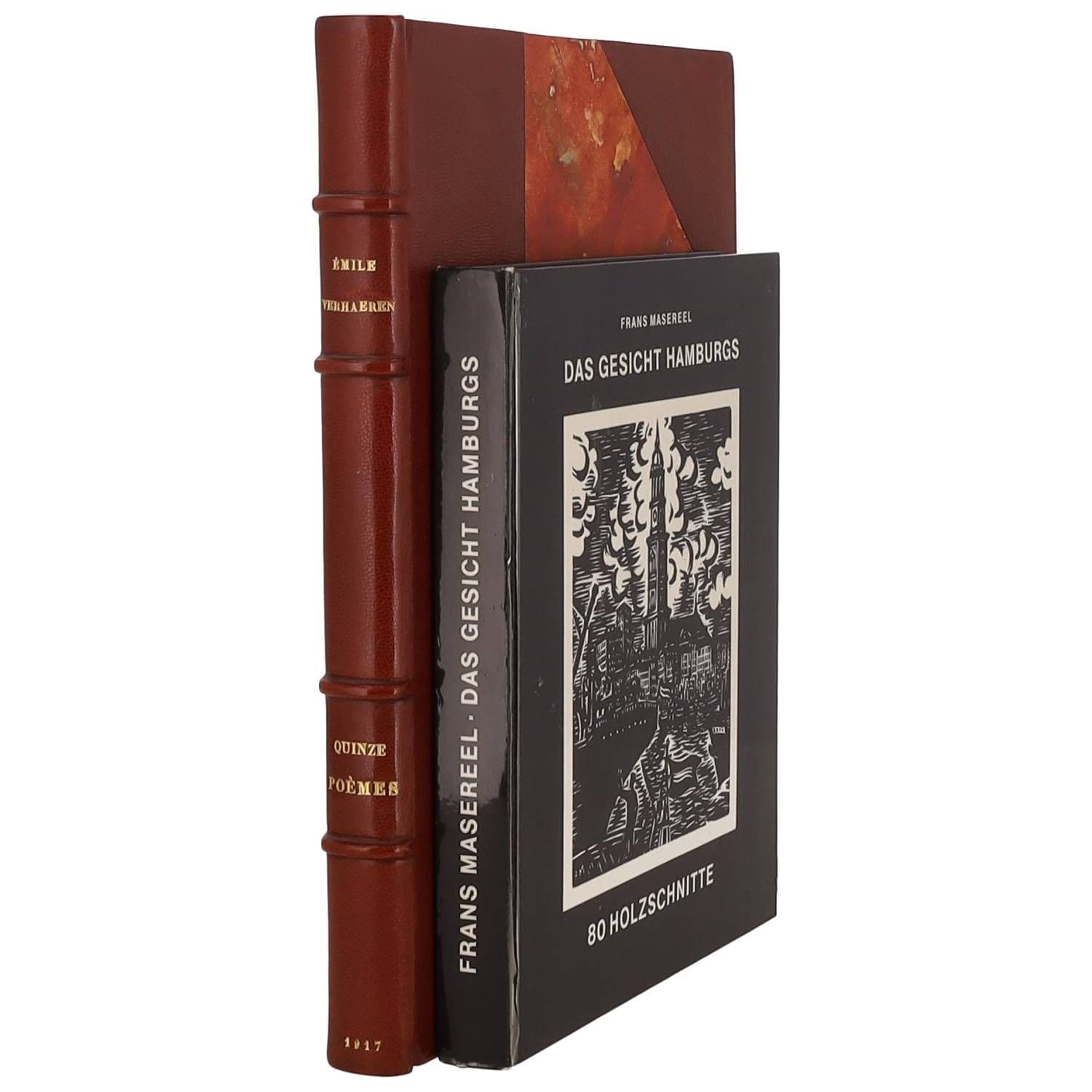 MASEREEL Frans
VERHAEREN Emile
Quinze poèmes, illustrés de 57 gravures sur bois dessinées et gravées par Frans masereel et suivis d’un souvenir à Verhaeren par Octave Uzanne, P., Editions Georges Crés & Cie, 1917, in-4, demi chagrin brun, reliure de Saulnier. Exemplaire sur papier Fabiano, deuxième papier après 15 japons.
ON Y JOINT F. MASEREEL, Das Geschieht Hamburgs, Hambourg 1966. In-12 cartonnage éditeur
