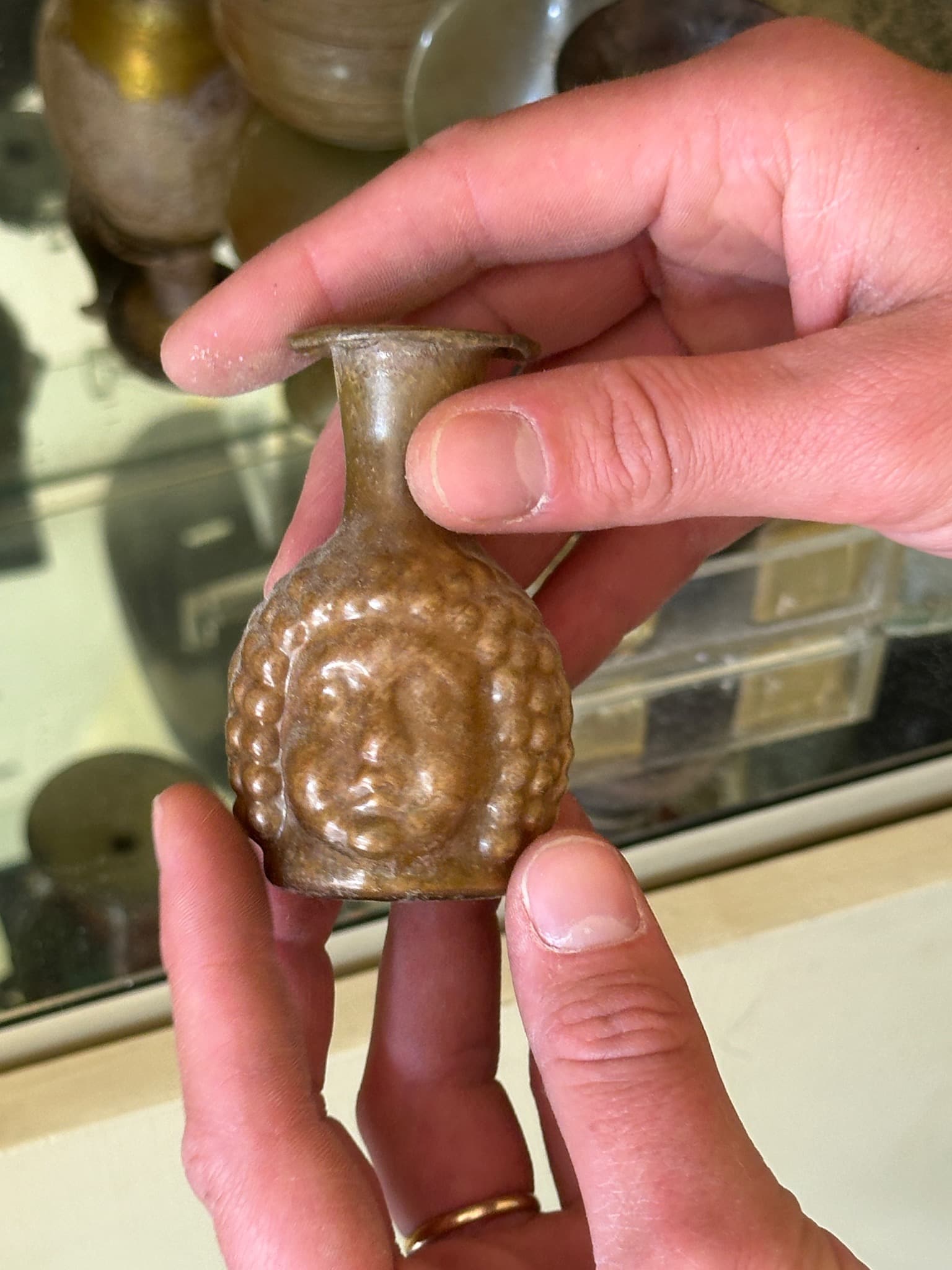 Flacon à panse ovoïde moulée ornée d’une