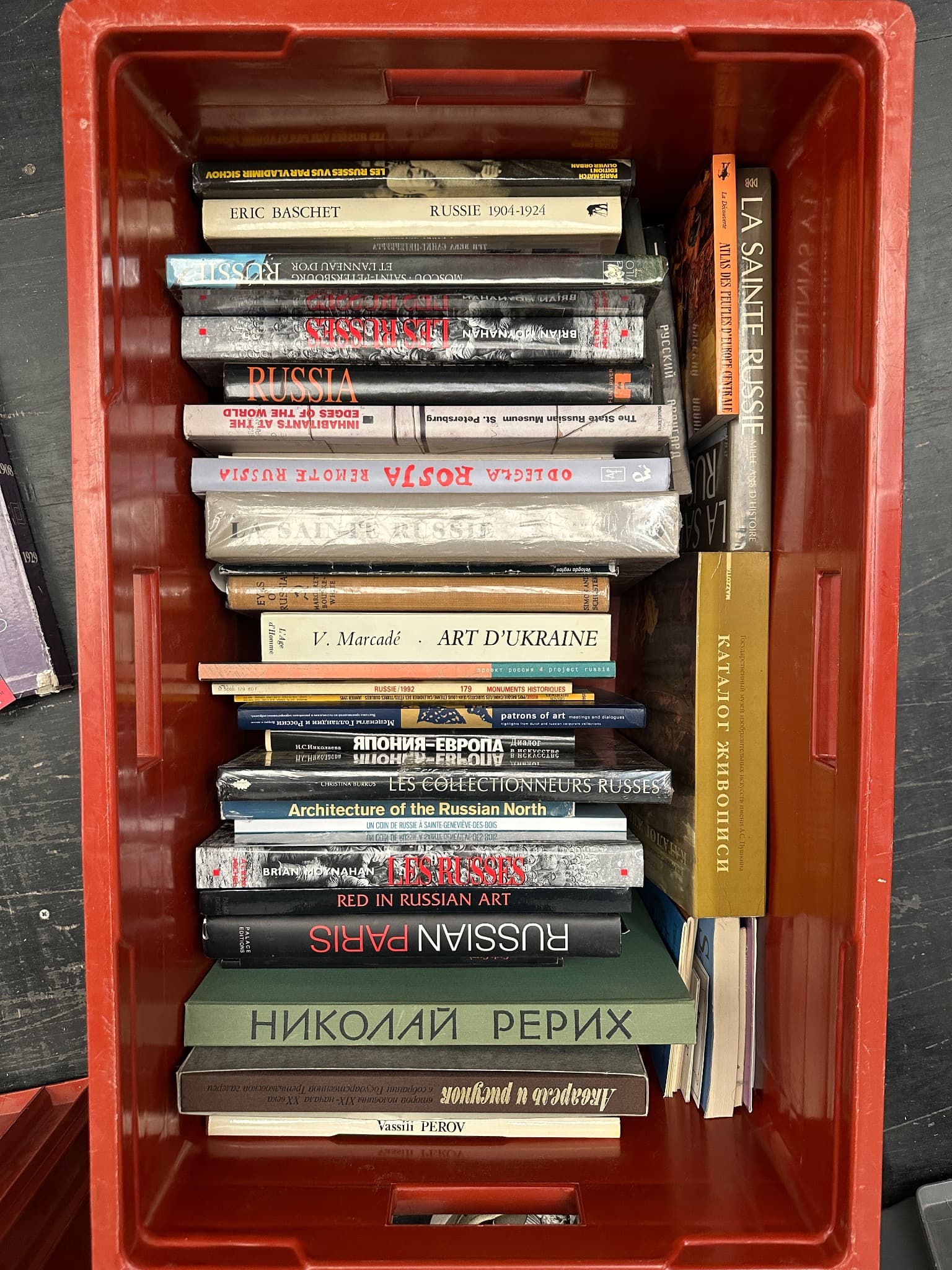 Manette de livres d’art, concernant la peinture russe et la civilisation russe en général, dont Les Collectionneurs Russes, Architecture of the Russian North, Russian Paris, Art d’Ukraine, Moscou-Saint-Pétersbourg, l’Anneau d’or, Art d’Ukraine, etc.