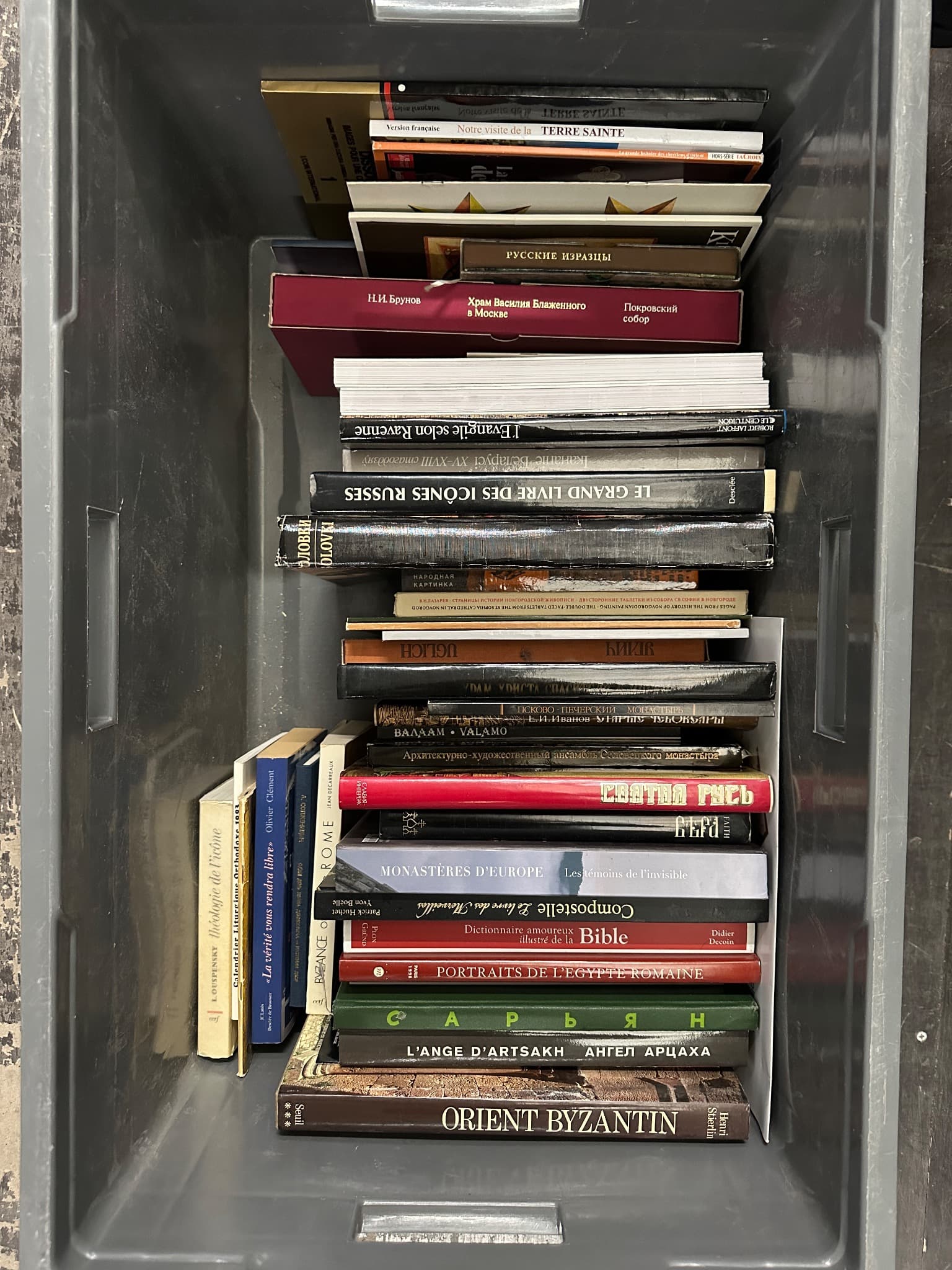 Manette de livres d’art, concernant l’art des icônes et l’art religieux orthodoxe, dont Orient Byzantin, Le Grand Livre des Icônes russes, L’Ange d’Artsakh, Monastères d’Europe, Théologie de l’Icône, etc.