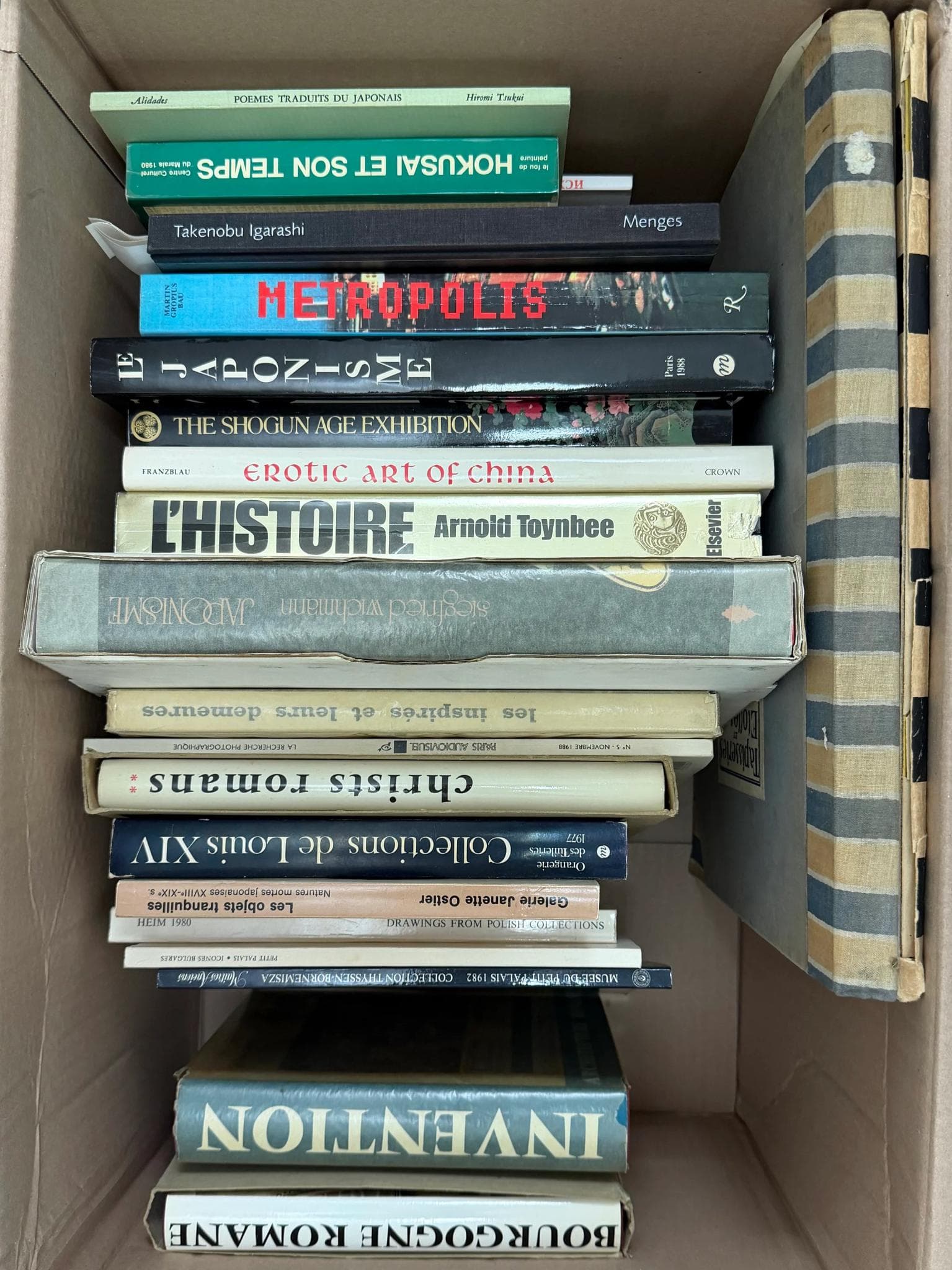 Livres d'art. Ensemble de volumes modernes et catalogues illustrés, comprenant notamment : Adachi. Poèmes traduits du japonais. HOKUSAI ET SON TEMPS. Takenobu Igarashi. METROPOLIS. JAPONISME. THE SHOGUN AGE EXHIBITION. Erotic Art of China. Arnold Toynbee. L'HISTOIRE. Divers ouvrages sur l'art, l'histoire et les collections, formats divers, reliures brochées ou cartonnées, certains volumes illustrés, état d'usage, deux grands volumes à couverture rayée.