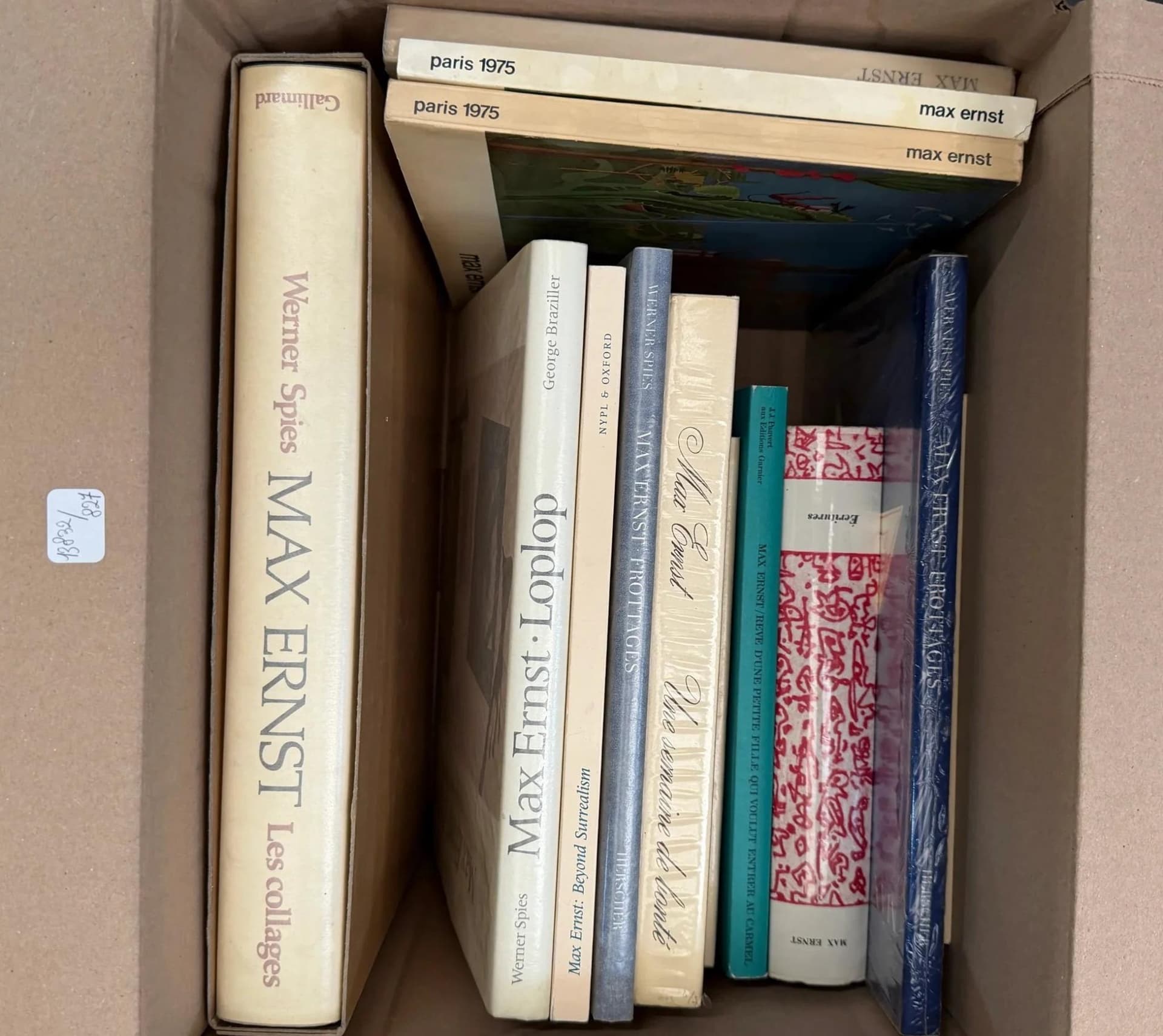 ERNST (Max). Ensemble de volumes sur Max Ernst. Divers éditeurs, villes et dates. Formats divers, reliures variées. Lot comprenant notamment : Werner Spies, Max Ernst. Les collages. Gallimard, Paris, sans date, reliure cartonnée sous jaquette ; Max Ernst, Loplop. Centre Georges Pompidou, Paris, 1977, cartonné ; Max Ernst, Écrits et œuvres. Skira, Genève, 1970, cartonné ; Max Ernst, Paroles peintes. Le Soleil Noir, Paris, 1966, broché ; Max Ernst, Œuvres érotiques. Georges Visat, Paris, 1970, cartonné ; Max Ernst, Beyond Surrealism. Thames and Hudson, Londres, 1975, cartonné sous jaquette ; Max Ernst, Paris 1975, broché. Ensemble comportant des illustrations, certains sous jaquette.