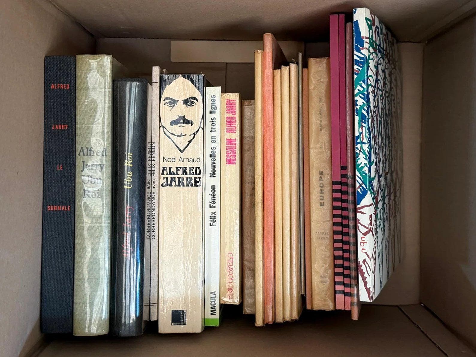 JARRY (Alfred). Divers éditeurs, diverses dates. Formats divers, reliures diverses. Lot comprenant notamment des titres identifiables sur le dos tels que 'Alfred Jarry', 'Le Surmâle', 'Gestes et opinions du docteur Faustroll', 'Ubu Roi', certains en édition brochée, cartonnée ou reliée, présence d’illustrations.