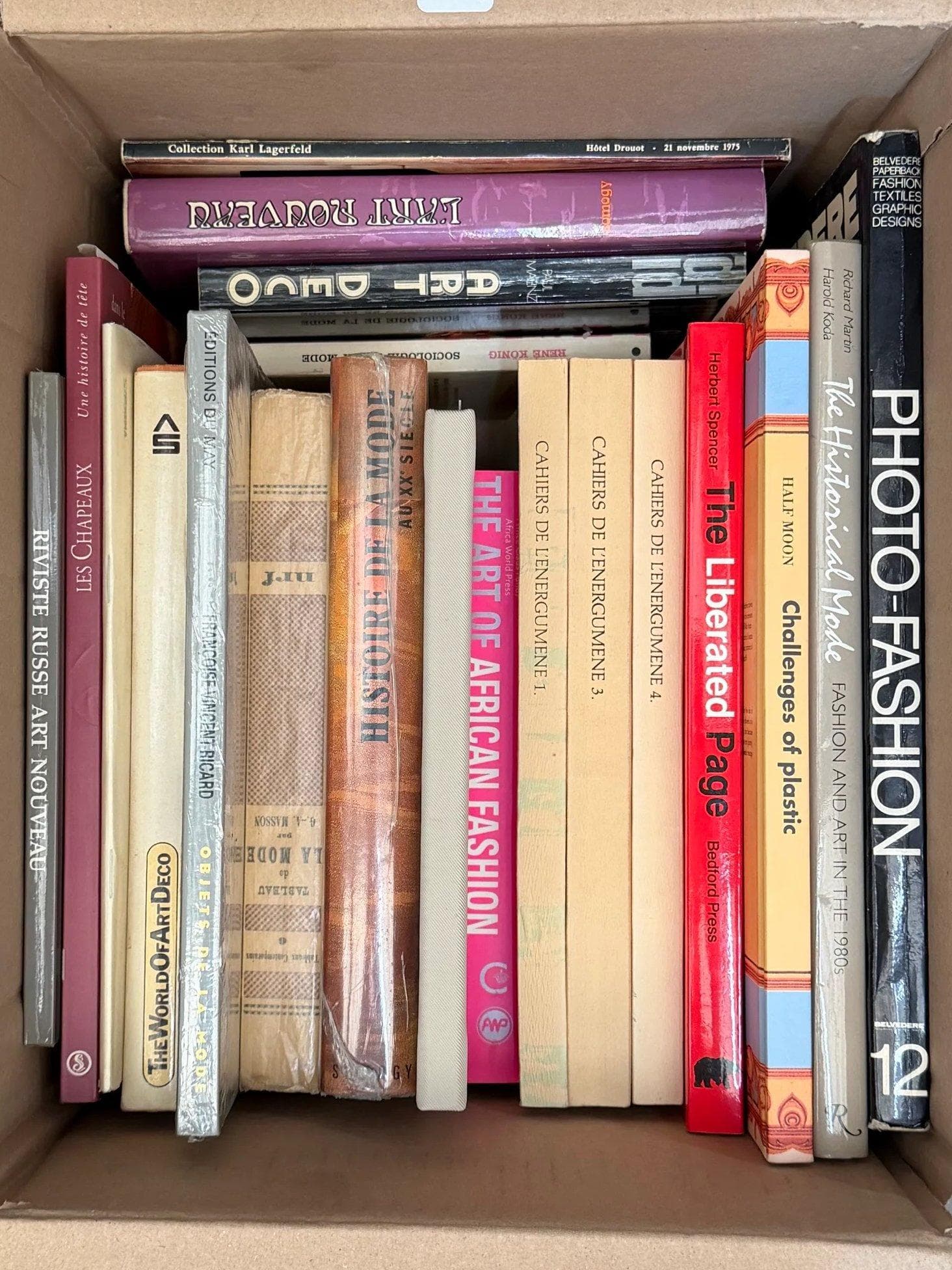 Mode et Arts décoratifs. Ensemble contenant divers éditeurs, diverses villes, diverses dates. Formats variés, reliures variées. Lot comprenant notamment 'PHOTO FASHION', 'The Art of African Fashion', 'The Decorated Page', et autres titres spécialisés.