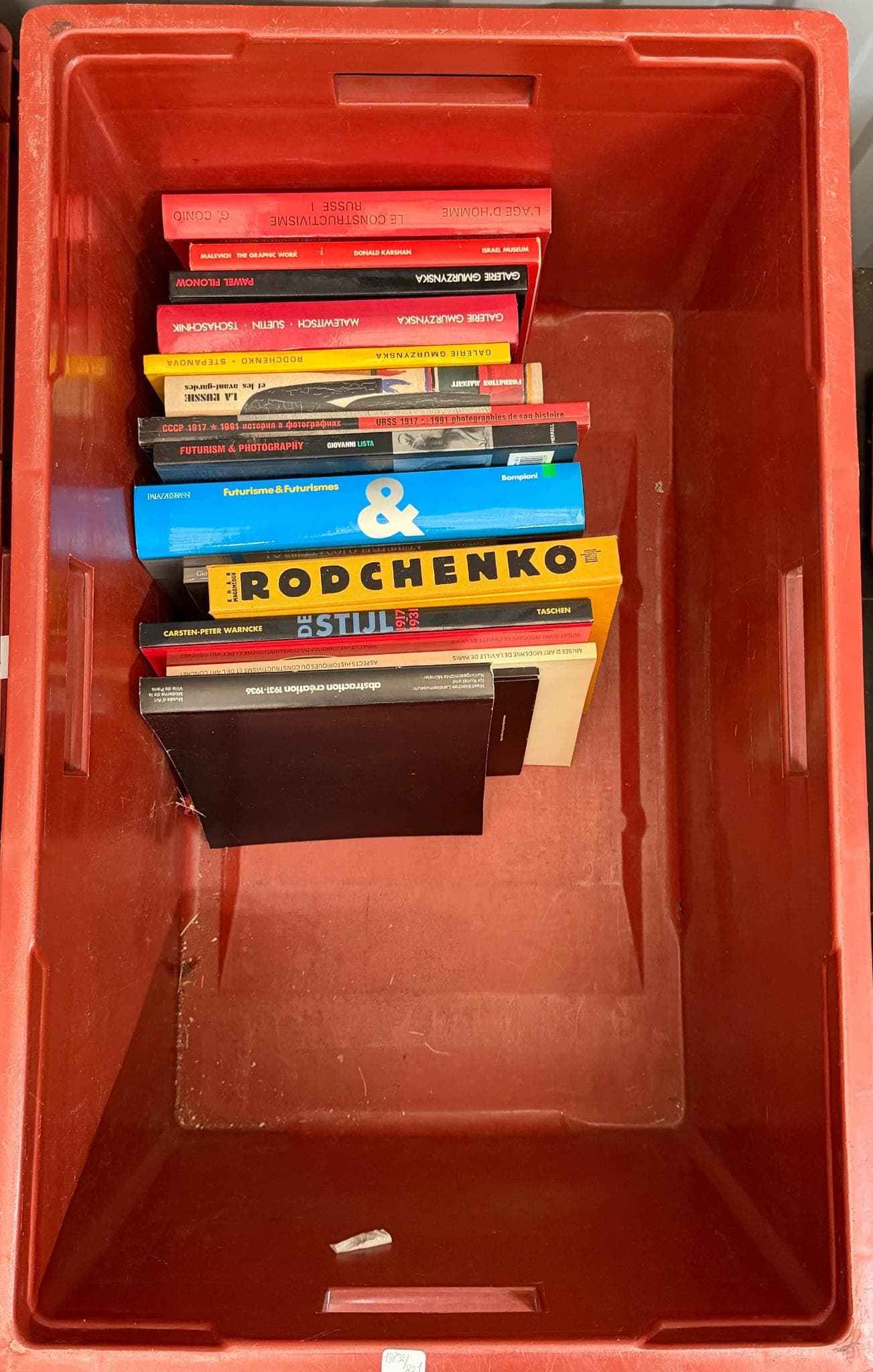 Livres d'art. Caisse contenant un ensemble divers, titres et auteurs multiples, principalement reliés brochés, formats variés, thématiques sur le constructivisme russe, l’art moderne, le futurisme, la photographie et des monographies d’artistes.