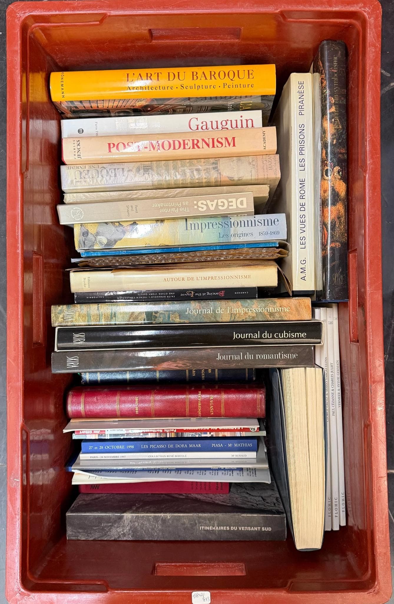 Livres d’art. Caisse comprenant des ouvrages sur le baroque, le post-modernisme, Gauguin, Degas, l’impressionnisme, les vues de Rome, les prisons, ainsi que plusieurs volumes de journaux thématiques (impressionnisme, cubisme, romantisme) et catalogues d’exposition. Formats et reliures variés. Observations complémentaires : ensemble vendu en l’état, titres visibles sur la photographie.
